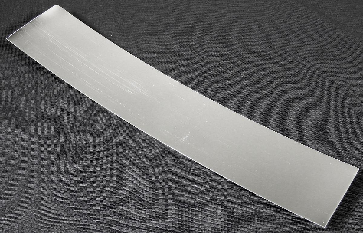 Band aus Aluminium

Bei der Ware handelt es sich um Bänder aus eloxiertem Aluminium mit gleichbleibendem, rechteckigem Querschnitt über die gesamte Länge, mit einer Dicke von 0,35 mm bis 0,4 mm und einer Breite von 54 mm bis 55 mm. Die Ware ist auf Rollen gewickelt. Die Bänder können gold-, silber- oder bronzefarben sein und dienen zur Herstellung von Emblemen, welche typischerweise auf Medaillen oder Pokalen aufgebracht werden.

Die Ware ist als Bleche und Bänder, aus Aluminium, mit einer Dicke von mehr als 0,2 mm, quadratisch, aus nicht legiertem Aluminium, andere, andere, mit einer Dicke von weniger als 3 mm, andere, ohne Unterlage, ohne innere Lagen aus anderem Material, in die Codenummer 7606 1191 86 0 des Zolltarifs einzureihen.