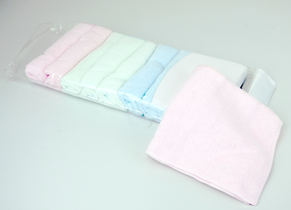 Reinigungstücher, sog. Mikrofasertücher, Foto siehe Anlage,
- zehn Stück in einem Polybeutel mit Pappeinleger verpackt,
- quadratisch; in den Abmessungen von laut Antrag: 30 cm x 30 cm,
- aus einfarbigen Schlingengewirken aus laut Antrag 87 % Polyester und 13 % Polyamid (beides
  synthetische Chemiefasern),
- an allen Rändern durch Überwendlichnähte gesäumt (somit konfektioniert),
- aufgrund der verwendeten Flächenerzeugnisse keine Waren der Unterposition 6307 1090.

"Andere konfektionierte Waren (Reinigungstücher), aus Spinnstoffen, aus Gewirken"