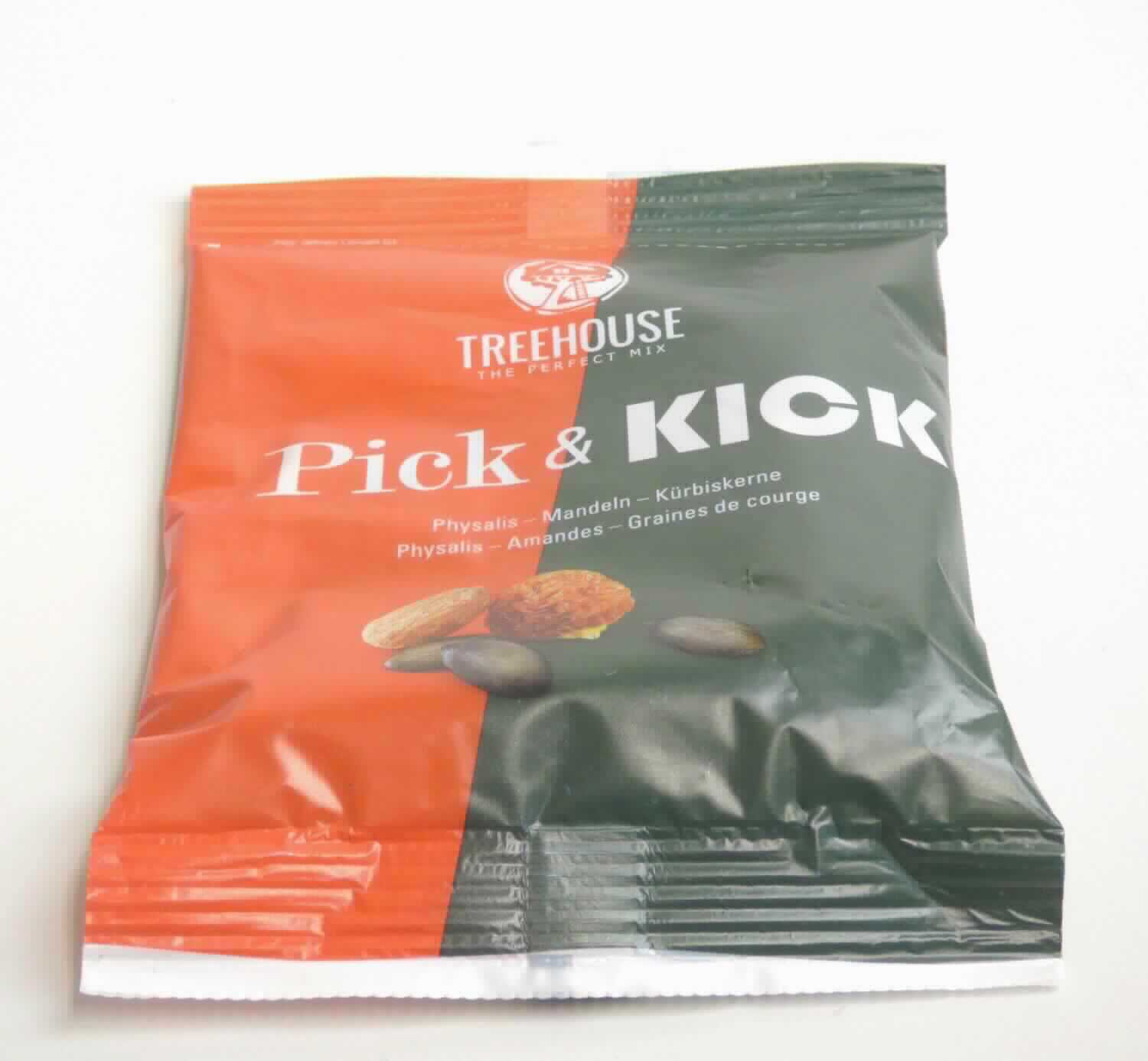 Frucht-Samen-Mischung

Antragsangaben (als zutreffend unterstellt): Nuss-, Trockenfrucht- und Kernmischung, 70 g; Zutaten: Mandeln, Physalis, Kürbiskerne, Kochsalz.

Beschaffenheit der vorgelegten Warenprobe: Mischung aus grünen Kürbiskernen, ganzen Mandeln mit Samenhaut und getrockneten, orange-braunen Physalis. Geschmack: leicht salzig, nach aromatischen Mandeln, nach Kürbiskernen sowie fruchtig, säuerlich nach Physalis. Verpackung: in einem an den Enden verschweißten, rot-grünen Originalkunststoffbeutel mit Sichtfenster aufgemacht. Warenaufschrift (mehrsprachig, auszugsweise): "The perfect Mix; Physalis - Mandeln - Kürbiskerne". 
Alkohol (gemäß Zutatenliste): nicht enthalten. 
Zuckergehalt i. S. der ZAnm 2 a) Abs 1 zu Kap 20: mehr als 9 GHT. 
Zugesetzter Zucker i. S. der ZAnm 3, 2. Anstrich zu Kap 20: enthalten.

Durch den Salzzusatz wird die Mischung zubereitet. Eine Einreihung in die Position 0813 der KN kommt daher nicht in Betracht.

Früchte, Nüsse und andere genießbare Pflanzenteile, in anderer Weise zubereitet oder haltbar gemacht, auch mit Zusatz von Zucker, anderen Süßmitteln oder Alkohol, anderweit weder genannt noch inbegriffen, andere, Mischungen, andere, ohne Zusatz von Alkohol, mit Zusatz von Zucker, in unmittelbaren Umschließungen mit einem Gewicht des Inhalts von 1 kg oder weniger, andere, andere, andere.