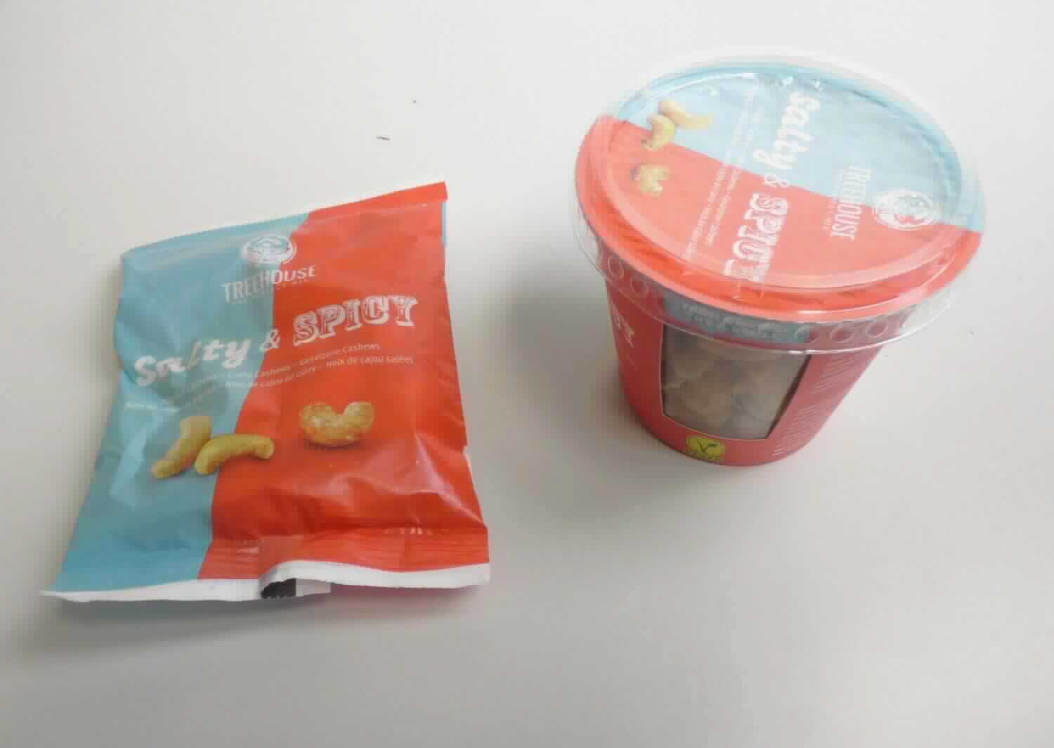Cashewkerne, gewürzt.

Antragsangaben (als zutreffend unterstellt): Cashewkerne, gewürzt und gesalzen.

Äußere Beschaffenheit der vorgelegten Warenprobe: vorgelegt wurde eine bunt bedruckte 70 g-Original-Kunststofftüte und eine bunt bedruckte 130 g-Original-Kunststoffdose. Darin enthalten ist eine Mischung aus unterschiedlich gewürzten Cashewkernen mit einem würzigen Geruch und einem schwach würzigen, leicht salzigen sowie arttypischen Geschmack.

Das Würzen stellt eine über Kapitel 8 hinausgehende Behandlung dar.

Früchte, Nüsse und andere genießbare Pflanzenteile, in anderer Weise zubereitet oder haltbar gemacht, auch mit Zusatz von Zucker, anderen Süßmitteln oder Alkohol, anderweit weder genannt noch inbegriffen, Schalenfrüchte, Erdnüsse und andere Samen, auch miteinander vermischt, andere als Erdnüsse, in unmittelbaren Umschließungen mit einem Gewicht des Inhalts von 1 kg oder weniger, tropische Nüsse, andere.