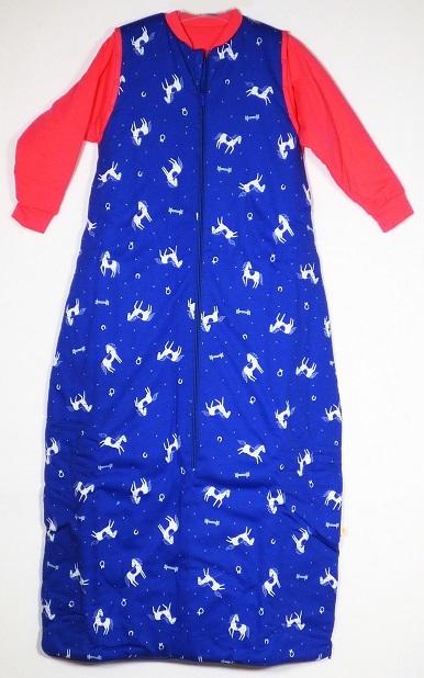 Schlafkleidung, sog. Schlafsack für Kinder ohne Fuß, mit und ohne Ärmel, in den Größen 90 cm, 110 cm, 130 cm und 150 cm, Foto siehe Anlage,
- laut Antrag in verschiedenen Größen (die o. a. Größen beziehen sich auf die Länge der Kleidung),
  Ausführungen (mit bzw. ohne Ärmel), Farben und Designs, veranschaulicht durch ein Warenmuster
  mit Ärmeln in Größe/Länge 110 cm,
- in einem Polybeutel verpackt,
- aus ca. 0,5 mm dicken, einfarbigen bzw. bedruckten Gewirken aus laut Antrag 100 % Baumwolle,
  mit Ärmelbündchen aus einfarbigen, gerippt gewirkten Gewirken aus laut Antrag 97 % Baumwolle
  und 3 % Elasthan (synthetische Chemiefasern),
- durchgehend wattiert, abgesteppt gefüttert,
- mit einem V-förmigen Halsausschnitt, hinten mit schmalem Stehkragen,
- vorn mit einer ca. 74 cm langen Öffnung mit Reißverschluss, am oberen Rand mit einer kurzen
  Überlappung von rechts über links,
- mit langen, mittels Druckknopfverschlüssen abtrennbaren Ärmeln; an den Ärmelenden mit angesetz-
  ten, doppelt gearbeiteten, verengenden Bündchen,
- am gerade gearbeiteten unteren Rand mit einer über die gesamte Breite reichenden Öffnung mit
  Reißverschluss,
- dient als Schlafkleidung für Kinder, somit keine Ware der Position 9404,
- ist nicht für Kleinkinder mit einer Körpergröße von bis zu 86 cm bestimmt.

"Kleidung, andere als in den Positionen 6101 bis 6113 genannte, aus Gewirken, aus Baumwolle"