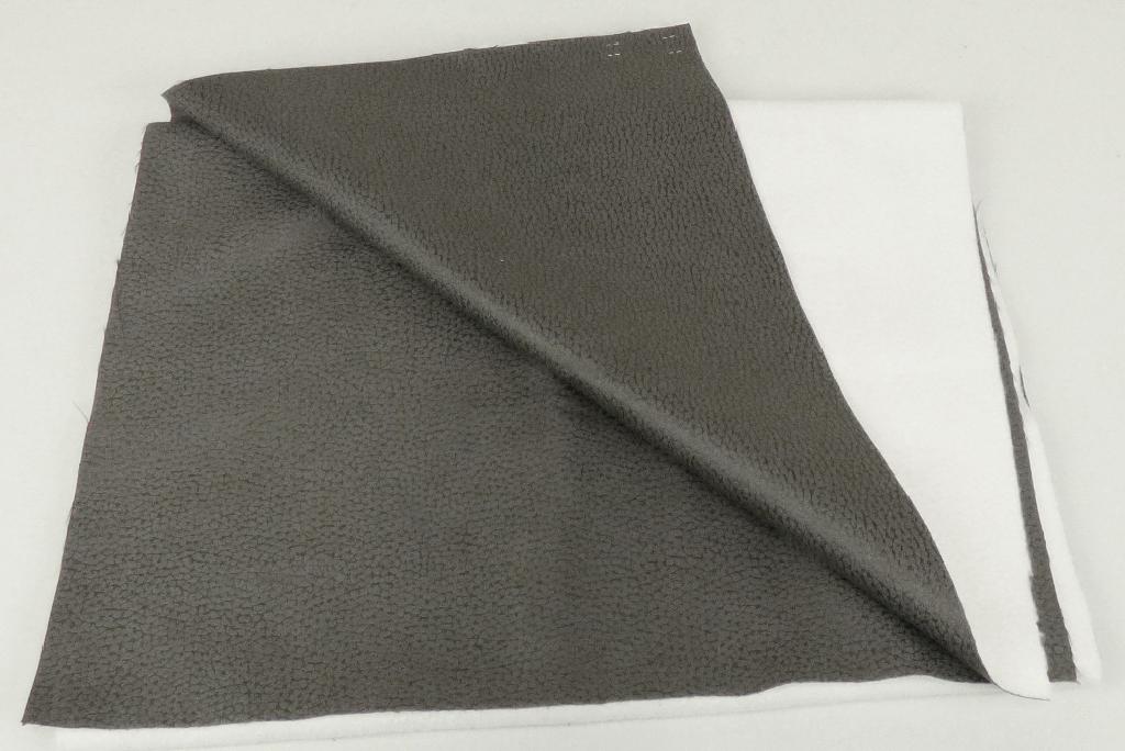 Textillaminat, sog. Möbelbezugsstoff, Art. Everest, Foto siehe Anlage,
- als Meterware, mit einer Breite von laut Antrag 142 cm,
- laut Untersuchungsergebnis:
-- aus zwei mit ihrer ganzen Fläche aufeinander liegenden und so miteinander durch Kleben verbundenen
   Lagen:
--- mit einer Oberlage (Schauseite):
---- aus einem gerauten, geprägten und bedruckten Gewebe in Atlasbindung aus ungezwirnten, nicht
      hochfesten Garnen,
----- mit gefärbten Schussgarnen aus synthetischen Filamenten (laut Antrag Polyester),
----- mit melierten Kettgarnen aus dickeren, synthetischen Filamenten (laut Antrag Polyester) und
      synthetischen Mikro-Spinnfasern (laut Antrag Polyester),
---- mit einem Gesamtanteil an:
----- synthetischen Filamenten von ca. 60 GHT,
----- synthetischen Spinnfasern von ca. 40 GHT,
--- mit einer Unterlage:
---- aus einem einfarbigen, gerauten Kuliergewirke aus synthetischen Chemiefasern,
- das die Schauseite bildende Gewebe verleiht der Ware insbesondere im Hinblick auf die Bedeutung in
  Bezug auf die Verwendung als Möbelbezugsstoff ihren wesentlichen Charakter.

"Gewebe aus Garnen aus synthetischen Filamenten, anderes als in den Unterpositionen 5407 10 bis
 5407 84 genannte, bedruckt"
