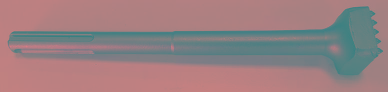 "Stocker-Meißel, Art.-Nr. 560822"

- aus einem SDS-Schaft aus Stahl, der vorne zu einer quadratischen Fläche
  ausgeformt ist, die mit 25 Zähnen aus Cermets (auf der Grundlage von
  Wolframcarbid mit Kobalt als Bindemittel) versehen ist

- Länge insgesamt 285 mm, Fläche 40 x 40 mm

- zur fallweisen Verwendung in handgeführten Bohrhammermaschinen
  mit Drehgangabschaltung und SDS-max-Aufnahme der Position 8467

- zum Aufrauen von Betonoberflächen vor Bohrarbeiten

(Antragstellerangaben)

Abbildung siehe Anlage.

Derartige Erzeugnisse gehören als "auswechselbare Werkzeuge zur
Verwendung in Werkzeugmaschinen, mit arbeitendem Teil aus Cermets,
andere als in den TARIC-Codes 8207 1300 00 bis 8207 9071 00 
genannte" zum TARIC-Code 8207 9078 00.