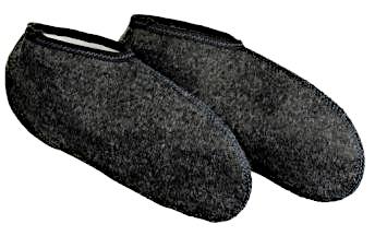 Stiefelsocken, sog. Einziehsocken, Art. RS, Größe 41/42, Foto siehe Anlage,
- paarweise in einem Polybeutel verpackt,
- aus ca. 2,8 mm dicken, dreilagigen Flächenerzeugnissen der Position 5903, mit einer Außenlage aus
  buntgewirkten Gewirken (melierte Garne), einer Innenlage aus einfarbigen, einseitig (Innenseite)
  gerauten Gewirken und einer Zwischenlage aus Schaumkunststoff; die Gewirke sind u. a. beidseitig
  aufgebracht und dienen damit nicht nur der Verstärkung,
- beide Gewirke bestehen aus laut Antrag 70 % Polyester (synthetische Chemiefasern) und 30 % Viskose
  (künstliche Chemiefasern),
- durch Zusammennähen konfektioniert,
- vollständig den Fuß umschließend und bis zum Knöchel reichend,
- am oberen Rand mit einem schmalen, elastischen Gewirkestreifen eingefasst,
- wird laut Antrag als zusätzliche Strumpfware in (Gummi-)Stiefeln zum Schutz vor Kälte angezogen und
  dient dem Tragekomfort,
- ohne angebrachte Laufsohle, somit keine Schuhe des Kapitels 64.

"Andere Strumpfwaren (Stiefelsocken), aus Gewirken, aus synthetischen Chemiefasern"