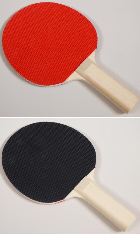 Bei der als "Tischtennisschläger, Art. 379830" bezeichneten Ware handelt es sich um einen ca. 25,5 cm langen Tischtennisschläger mit einem Korpus aus Holz, der auf den Schlagflächen jeweils mit einem farbigen (rot bzw. schwarz), genoppten Belag aus Kunststoff oder Kautschuk beklebt ist. Der Schläger ist gemeinsam mit einem Pappeinleger in einer aufgeblisterten Kunststoffhülle verpackt.

Derartige Erzeugnisse werden zolltarifrechtlich als "Geräte und Ausrüstungsgegenstände für Tischtennis, im Kapitel 95 anderweit weder genannt noch inbegriffen" eingereiht.