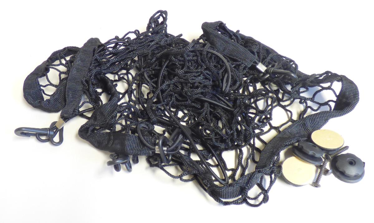 Konfektioniertes Netz, sog. Kofferraum Gepäcknetz, Art. 37088, Foto siehe Anlage,
- zusammen mit Befestigungsmaterial in einer Blisterpackung verpackt,
- annähernd rechteckig; laut Antrag in den Abmessungen von 90 cm x 75 cm,
- mit offenen, durch Wirk-Technik hergestellten, nicht verschiebbaren Zellen aus Garnen aus 
  synthetischen Chemiefasern (laut Antrag Polypropylen),
- an den Ecken mit Befestigungsvorrichtungen (Karabinerhaken aus Kunststoff) und an den Rändern
  mit einer durchgezogenen, elastischen Kordel versehen,
- durch Zusammenfügen konfektioniert,
- dient laut Antrag als Schutznetz der Transportsicherheit in Autos, stellt sich jedoch nicht als erkennbar 
  ausschließlich oder hauptsächlich für Beförderungsmittel bestimmtes Zubehör dar.

"Konfektioniertes Netz, aus synthetischen Spinnstoffen, kein Fischernetz, aus Polypropylen "