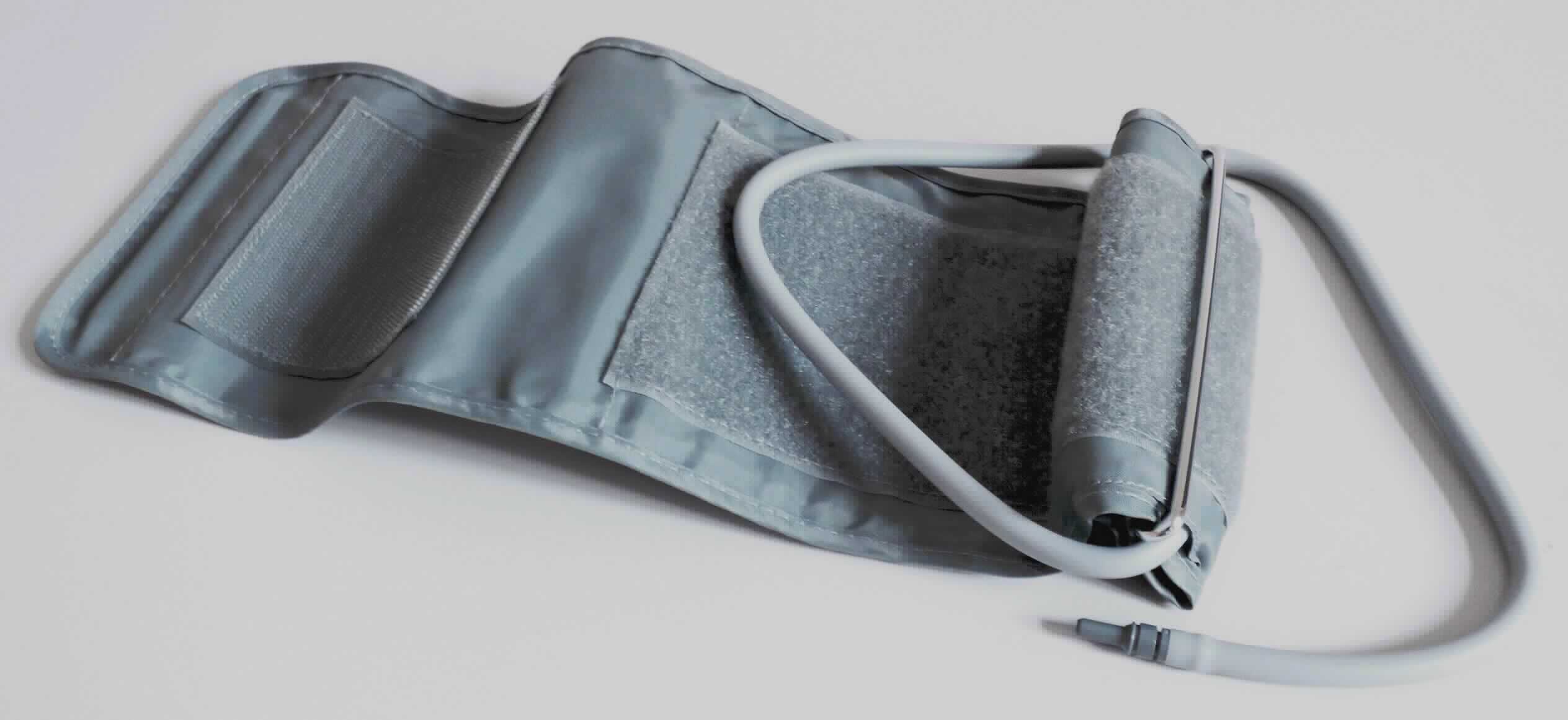 Sog. Oberarmmanschette für Blutdruckmessgerät, im Wesentlichen bestehend aus einer rechteckigen Manschette aus synthetischen Spinnstoffen, teilweise bedruckt, mit zwei aufgenähten Klettverschlussfeldern sowie einem Bügel aus unedlem Metall, einer eingenähten aufpumpbaren Luftkammer und einem mit dieser verbundenen Schlauch, dessen Ende zum Anschluss an ein Blutdruckmessgerät (nicht Gegenstand dieser vZTA-Entscheidung) bestimmt ist (siehe Abbildung in der Anlage). Die Ware ist einer klarsichtigen Kunststoffhülle verpackt. Die Manschette dient der Kompression und anschließenden Dekompression des Oberarms im Rahmen einer Blutdruckmessung.
Zur äußeren Form siehe Abbildung in Anlage.
Die Ware wird als "Teil, erkennbar hauptsächlich für ein medizinisches Blutdruckmessgerät bestimmt" eingereiht.