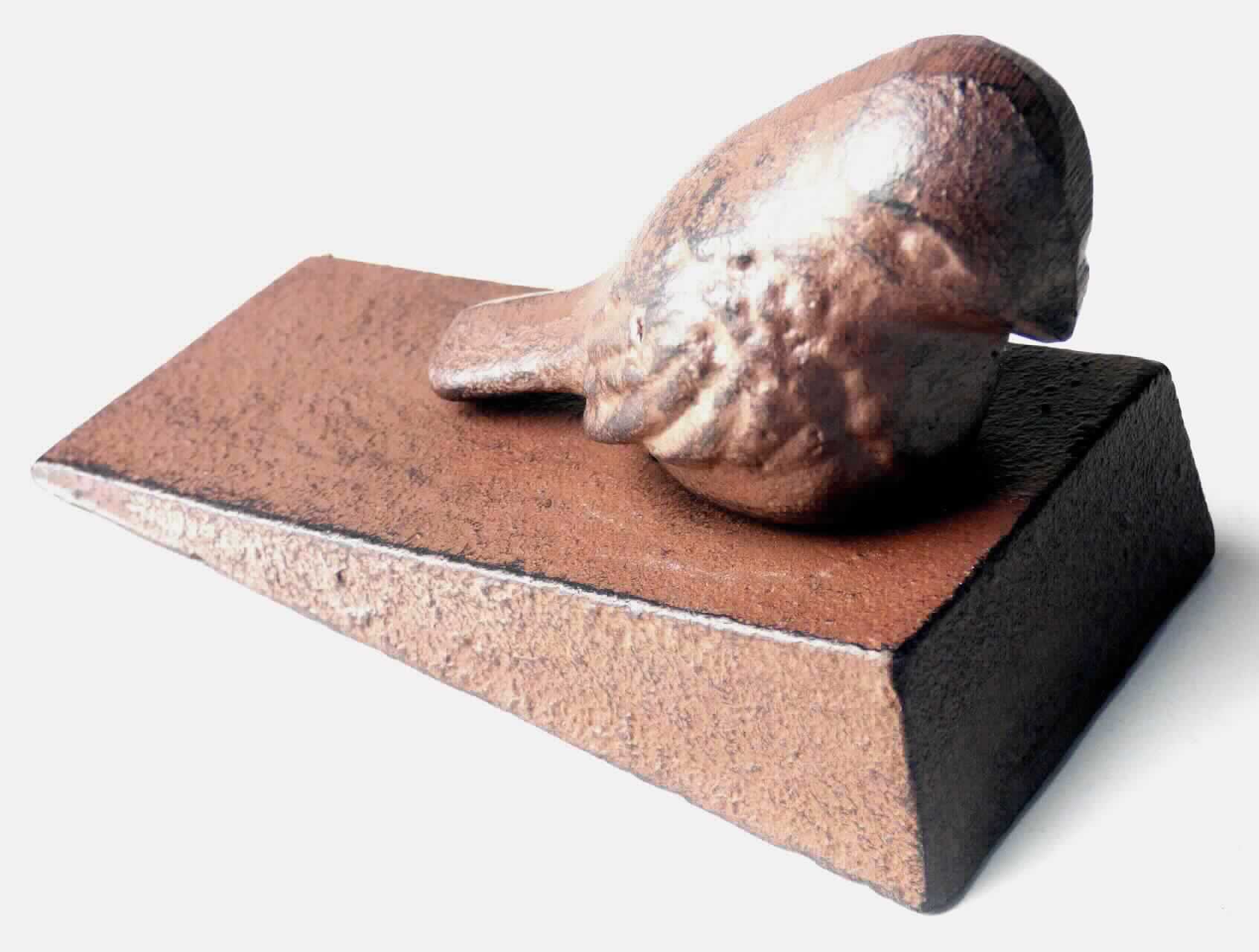 Es handelt sich um ein aus Gusseisen bestehendes, keilförmiges Erzeugnis (Länge: ca. 11,5 cm; Breite: ca. 5 cm; Höhe: ca. 2,5 cm), auf dessen Oberseite mithilfe einer Schraube ein ebenfalls aus Gusseisen bestehender stilisierter Vogel (Länge: ca. 7 cm; Breite: ca. 3,5 cm; Höhe: ca. 3,5 cm) montiert ist. Das Erzeugnis wird als Türstopper verwendet. Es werden jeweils zwei Erzeugnisse gemeinsam in einer Luftpolsterfolie und einem Pappkarton verpackt.
- Antragstellerangaben -

Abbildung siehe Anlage.

Derartige Erzeugnisse gehören als "andere Haushaltsartikel aus Gusseisen, nicht emailliert" zum TARIC-Code 7323 9100 00.