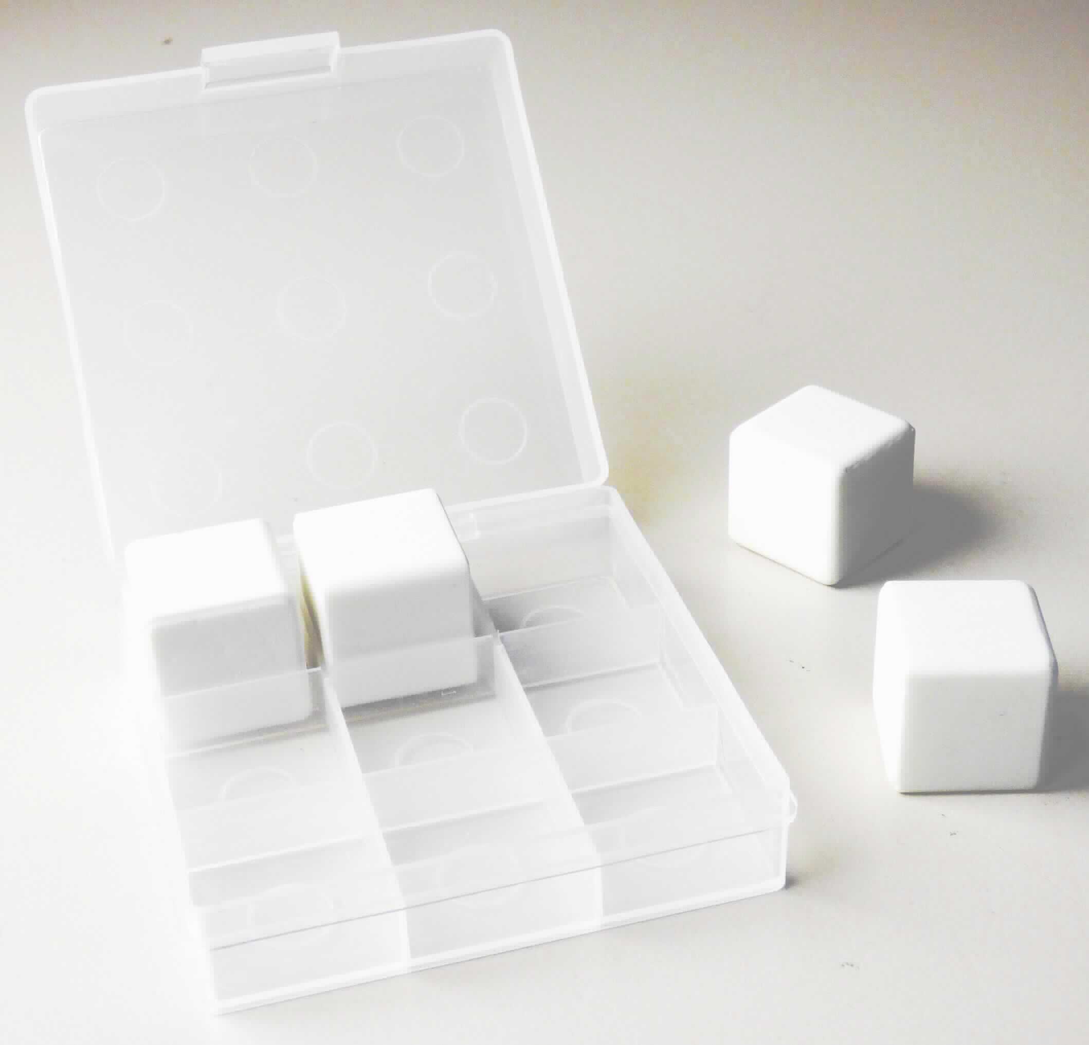 Keramische Haushaltsartikel, sog. Eiswürfel, Foto siehe Anlage, 
- weiße Würfel in Form von Eiswürfel,
- mit Kantenlängen von ca. 1,9 cm, 
- keramische Erzeugnisse, nach der Formgebung gebrannt, 
- nach dem Ergebnis der wissenschaftlichen Untersuchung handelt es sich um Porzellan,
- die mehrfach verwendbaren Würfel sind nach vorheriger Aufbewahrung im Eisfach bzw. im Gefrierschrank
  zur Kühlung von z. B. Getränken bestimmt,
- neun Würfel sind in einer Schachtel aus klarsichtigem Kunststoff verpackt.

"Haushaltsartikel, aus Porzellan, keine Artikel für den Tisch- oder Küchengebrauch"