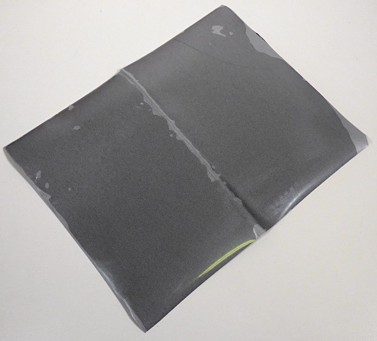 Angaben des Antragstellers:
Folie aus Polyurethan
Folienaufbau: Meterware auf Rollen mit einer Breite von 5 mm bis 1070 mm
1) Glaskugeln + Kleber (150 µm)
2) Träger (100 µm)
3) Schutzfilm (50 µm)

Feststellungen an einem Warenmuster:
Schwarze Kunststofffolie aus Polyurethan mit beidseitiger Schutzfolie

Befund:
Es liegt eine andere Folie aus Polyurethan vor.