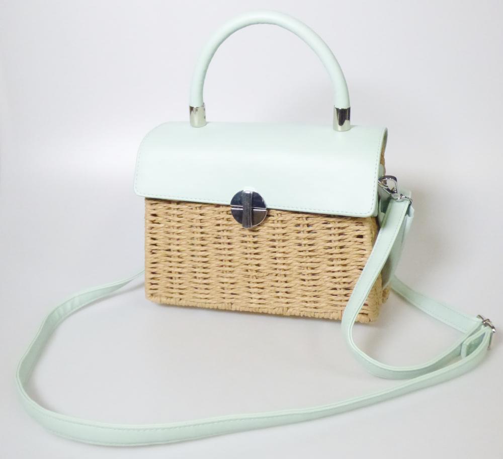 Handtasche, sog. Graceland Handtasche, JBB24603017, Foto siehe Anlage,
- mit einer flächenmäßig überwiegenden Außenseite aus Spinnstoffen (Papiergarne der
  Position 5308; charakterbestimmend),
- im Bereich der Überschlagklappe mit einer Außenseite aus Kunststofffolie,
- am Bodenteil mit zwei länglichen Zuschnitten mit einer Außenseite aus Kunststofffolie und
  mit vier Stellfüßen aus unedlem Metall,
- mit einem Handtragegriff und einem abnehmbaren, längenverstellbaren Schultertrageriemen,
- mit einer Überschlagklappe mit einem Drehverschluss versehen,
- - gefüttert; ohne Inneneinteilung,
- formstabil gearbeitet,
- mit den Abmessungen: ca. 20 cm (Breite) x 15 cm (Höhe) x 9 cm (Tiefe),
- laut Antrag nicht handgearbeitet,
- Handtasche, da aufgrund der Größe und des Gesamteindrucks in erster Linie dazu geeignet,
  kleinere, persönliche Gegenstände aufzunehmen.

"Handtasche, mit Außenseite aus Spinnstoffen, nicht handgearbeitet"