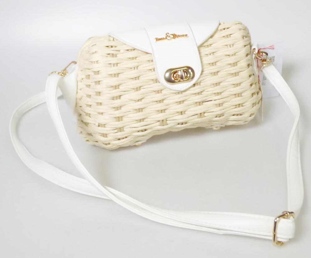 Handtasche, sog. Catwalk Handtasche, JBB24603018, Foto siehe Anlage,
- mit einer flächenmäßig überwiegenden Außenseite aus Spinnstoffen (Papiergarne der
  Position 5308; charakterbestimmend), die um Kunststoffröhrchen geflochten sind,
- im Bereich der Überschlagklappe mit einer Außenseite aus Kunststofffolie,
- am Bodenteil mit zwei länglichen Zuschnitten mit einer Außenseite aus Kunststofffolie und
  mit vier Stellfüßen aus unedlem Metall,
- mit einem abnehmbaren, längenverstellbaren Schultertrageriemen,
- mit einer Überschlagklappe mit einem Drehverschluss versehen,
- - gefüttert; ohne Inneneinteilung,
- formstabil gearbeitet,
- mit den Abmessungen: ca. 24 cm (Breite) x 13 cm (Höhe) x 12 cm (Tiefe),
- laut Antrag nicht handgearbeitet,
- Handtasche, da aufgrund der Größe und des Gesamteindrucks in erster Linie dazu geeignet,
  kleinere, persönliche Gegenstände aufzunehmen.

"Handtasche, mit Außenseite aus Spinnstoffen, nicht handgearbeitet"