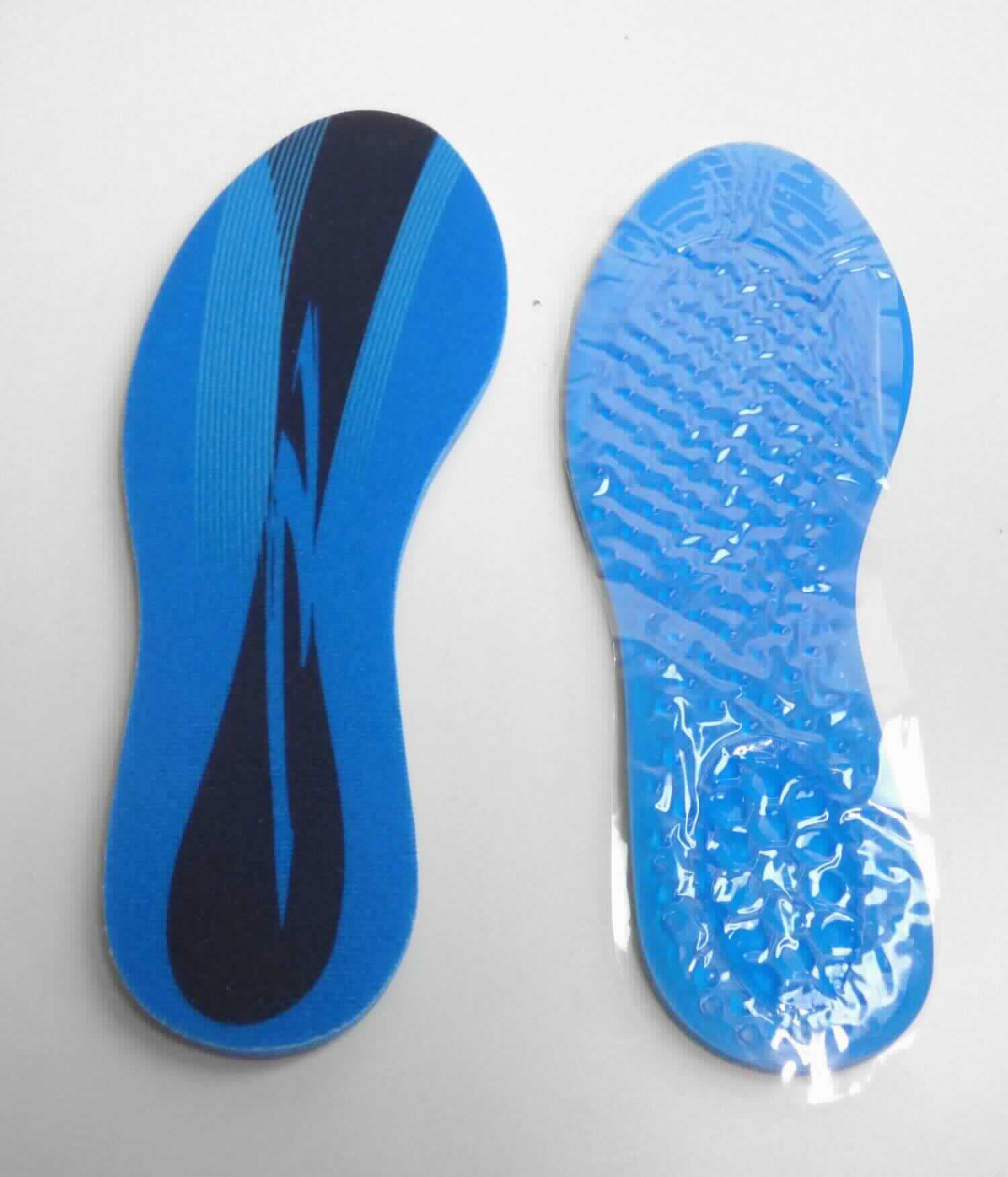 Einlegesohlen (lt. Antrag: "Sport-Gelsohle", Foto siehe Anlage)
- dem Umriss der Fußsohle nachgebildet,
- aus (lt. Antrag) Kunststoff, mit einer Decklage aus Spinnstoff,
- zum Einlegen in Schuhe bestimmt,
- herausnehmbar,
- ohne Hinweise auf Handarbeit,
- die Ware wird vom Kapitel 64 erfasst, somit keine Einreihung in die Kapitel 39 oder 40.

"Einlegesohlen, nicht handgearbeitet"
