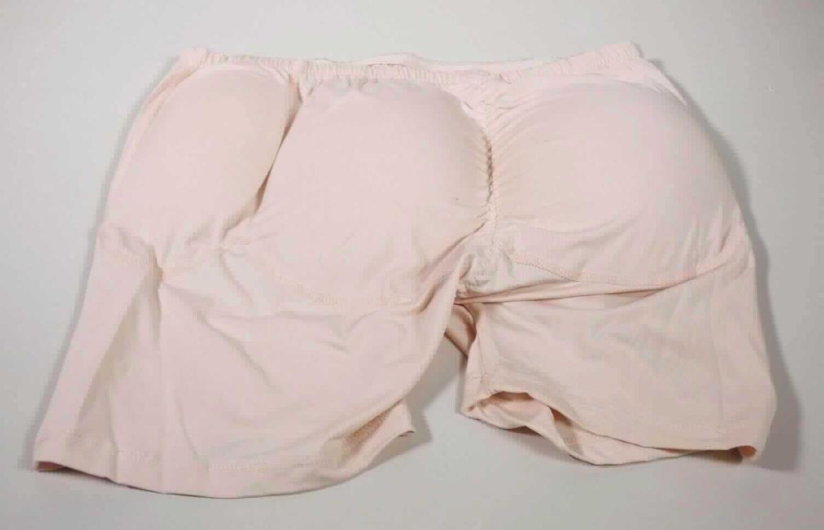 Unterteil, sog. Damen Höschen, Größe XL, Foto siehe Anlage,
- aus ca. 0,4 mm dicken, einfarbigen Gewirken aus laut Antrag 95 % Nylon und 5 % Elasthan (beides
  synthetische Chemiefasern),
- in der Taille abschließend, mit einem auf der Innenseite angenähten, ca. 1,5 cm breiten, elastischen Band,
- ohne Öffnung und ohne Verschluss, 
- mit kurzen Hosenbeinen, die nicht die Knie bedecken (Seitenlänge: ca. 33 cm),
- an den Seiten und im Gesäßbereich mit insgesamt vier großen Innentaschen und herausnehmbaren, 
  mit Gewirken aus Spinnstoffen überzogenen Hüft- bzw. Gesäßpolstern aus Schaumkunststoff ausgestattet,
- mit stark auftragenden Nähten im Schrittbereich, 
- an den Beinabschlüssen durch Umschlagen und Festnähen gesäumt,
- stellt sich aufgrund des Schnitts, der Gestaltung und Ausstattung weder als Unterhose, noch als kurze Hose und 
  insbesondere aufgrund der Materialzusammensetzung auch nicht als Miederhose dar.

"Kleidung, andere als in den Positionen 6101 bis 6113 genannte, aus Gewirken, aus Chemiefasern"