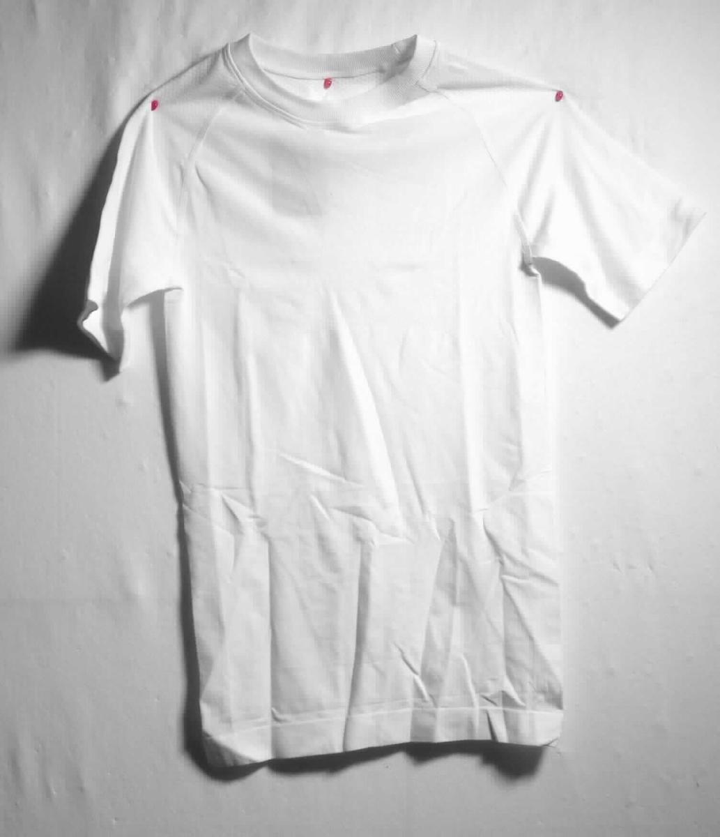 T-Shirt, Herren kurzarm T-Shirt, Größe S, Foto siehe Anlage,
- aus bis zu ca. 0,9 mm dicken, einfarbigen Gewirken aus laut Antrag 92 % Nylon und 8 % Elasthan 
  (beides synthetische Chemiefasern),
- über die Taille reichend (Rückenlänge: ca. 64,5 cm),
- mit einem runden, halsnahen Ausschnitt mit einer Randeinfassung,
- ohne Öffnung und ohne Verschluss,
- mit kurzen, enganliegenden Ärmeln,
- am unteren Rand durch Umschlagen und Festnähen gesäumt,
- u. a. aufgrund der verarbeiteten Flächenerzeugnisse keine Ware der Position 6207.

"T-Shirt, aus Gewirken, aus Chemiefasern"