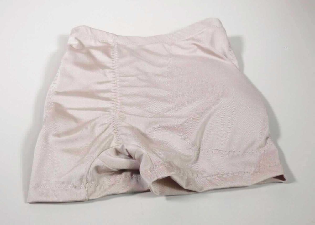 Unterteil, sog. enganliegende Höschen, Größe XS, Foto siehe Anlage,
- aus ca. 0,5 mm dicken, einfarbigen Gewirken aus laut Antrag 80 % Nylon und 20 % Elasthan (beides
  synthetische Chemiefasern),
- in der Taille abschließend, mit einem auf der Innenseite angenähten, ca. 1,9 cm breiten, elastischen Band,
- ohne Öffnung und ohne Verschluss, 
- mit kurzen Hosenbeinen, die nicht die Knie bedecken (Seitenlänge: ca. 29 cm),
- im Bauchbereich doppelt gearbeitet (mit sog. Bauchpatte),
- im Schritt mit einem erweiternden Einsatz (sog. Zwickel) und einem Futter (sog. Hygieneeinlage) versehen,
- an den Seiten mit jeweils einer großen Innentasche und herausnehmbaren, mit Gewirken aus Spinnstoffen 
  überzogenen Hüftpolstern aus Schaumkunststoff ausgestattet,
- mit stark auftragenden Nähten im Schrittbereich, 
- an den Beinabschlüssen durch Umschlagen und Festnähen gesäumt,
- stellt sich insbesondere aufgrund der Ausstattung weder als Unterhose, noch als kurze Hose oder 
  als Miederhose dar.

"Kleidung, andere als in den Positionen 6101 bis 6113 genannte, aus Gewirken, aus Chemiefasern"