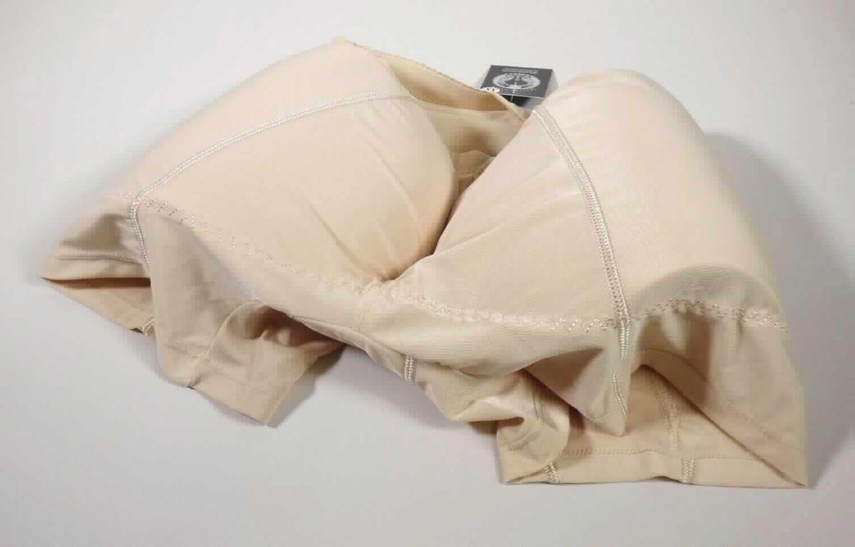 Unterhose, sog. enganliegende, figurformende Höschen, Größe XS, Foto siehe Anlage,
- aus bis zu ca. 0,5 mm dicken, verschiedenen, einfarbigen Gewirken; aus laut Antrag 80 % Nylon und 
  20 % Elasthan (beides synthetische Chemiefasern),
- in der Taille abschließend, mit einem auf der Innenseite angenähten, ca. 2,5 cm breiten, elastischen Band,
- ohne Eingriff, ohne Öffnung und ohne Verschluss,
- ohne Hinweise auf den Trägerkreis (unisex),
- mit kurzen Hosenbeinen, die nicht die Knie bedecken (Seitenlänge: ca. 30 cm),
- im Bauchbereich doppelt gearbeitet (mit sog. Bauchpatte),
- an den Seiten und im Gesäßbereich mit insgesamt zwei großen Innentaschen und herausnehmbaren, 
  mit Gewirken aus Spinnstoffen überzogenen Hüft- bzw. Gesäßpolstern aus Schaumkunststoff ausgestattet,
- mit stark auftragenden Nähten im Gesäßbereich, 
- im Schritt mit flachen Überwendlichnähten, einem erweiternden Einsatz (sog. Zwickel) und einem Futter (sog. 
  Hygieneeinlage) ausgestattet,
- an den Beinabschlüssen durch Umschlagen und Festnähen gesäumt,
- laut Untersuchungsergebnis ist die Elastizität in der Querrichtung höher als in der Längsrichtung, damit keine 
  Miederhose im Sinne der Position 6212,
- wird als Unterhose nicht vom Warenkreis der Unterposition (HS) 6108 11 erfasst.

"Unterhose, aus Gewirken, für Frauen, aus Chemiefasern"