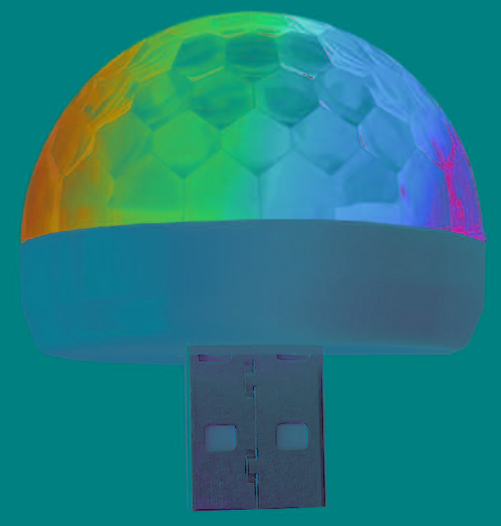 Die USB LED Disco Kugel, Artikelnummer 797209, ist ein elektrischer Beleuchtungskörper mit einem Gehäuse aus Kunststoff (d lt. Astin etwa 4 cm), darin fest verbauten RGB-LED-Lichtquellen, elektrischen Bauteilen zur Lichtsteuerung und einem USB-A-Stecker zur Verwendung an USB-Geräten.
Die Ware ist mit drei USB- bzw. Lightningsteckadaptern in einem Faltkarton zum Verkauf aufgemacht.

Das Erzeugnis ist als "elektrischer Beleuchtungskörper (Discokugel), anderweit weder genannt noch inbegriffen, nicht von den Unterpositionen (HS) 9405 11 bis 9405 41 erfasst, ausschließlich zur Verwendung mit LED-Lichtquellen bestimmt, kein Scheinwerfer, aus Kunststoffen" einzureihen.