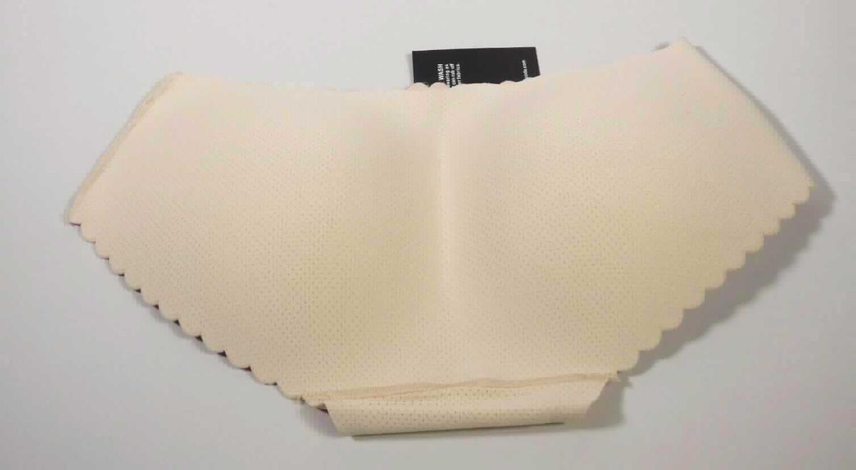 Hüftslip, sog. enganliegende, tiefgeschnittene Höschen, Größe S, Foto siehe Anlage,
- vorn und im Schrittbereich aus einem ca. 0,5 mm dicken, einfarbigen Gewirken aus laut Antrag 85 % Nylon und 
  15 % Elasthan (beides synthetische Chemiefasern),
- hinten aus einem formgepressten, laminierten Flächenerzeugnis der Position 5903 mit einer Außen- und 
  Innenlage aus den vorgenannten Gewirken sowie einer Zwischenlage aus Zellkunststoff; in der Längselastizität 
  stark eingeschränkt (u. a. somit keine Miederhose),
- in der Taille abschließend; vorn auf der Innenseite mit einem ca. 3 cm breiten, elastischen Gewirkestreifen 
  verstärkt,
- im Schrittbereich mit einem Futter (sog. Hygieneinlage) ausgestattet und flachen Überwendlichnähten versehen,
- mit hohen Beinausschnitten, 
- an den Rändern teilweise in Bögen heiß zugeschnitten oder durch Umschlagen und Festkleben gesäumt, 
- im Hinblick auf die Verwendung (optische Vergrößerung der Gesäßrundungen) und den Umfang bestimmen die 
  Flächenerzeugnisse der Position 5903 den Charakter der Kleidung (somit kein Slip der Position 6108).

"Kleidung aus Gewirken der Position 5903"