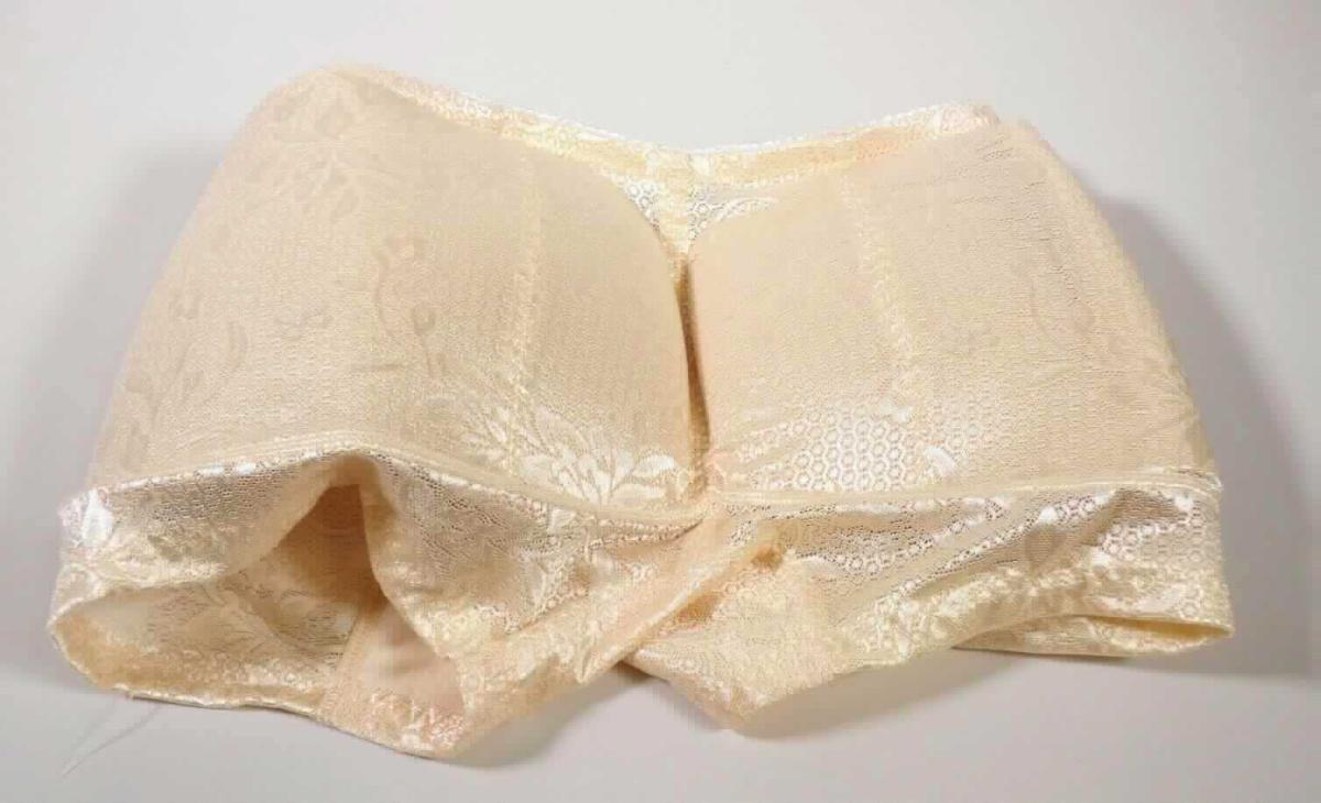 Unterhose, sog. enganliegende, figurformende Höschen mit niedrigem Schnitt, Größe S, Foto siehe Anlage,
- aus ca. 0,6 mm dicken, einfarbigen, musterbildend durchbrochenen Gewirken (sog. Raschelspitze) aus 
  laut Antrag 80 % Nylon und 20 % Elasthan (beides synthetische Chemiefasern),
- in der Taille abschließend, mit einem auf der Innenseite angenähten, ca. 1,5 cm breiten, elastischen Band,
- ohne Eingriff, ohne Öffnung und ohne Verschluss,
- ohne Hinweise auf den Trägerkreis (unisex),
- mit kurzen Hosenbeinen (Seitenlänge: ca. 20,5 cm),
- an den Seiten und im Gesäßbereich mit insgesamt zwei großen Innentaschen und herausnehmbaren, 
  mit Gewirken aus Spinnstoffen überzogenen Hüft- bzw. Gesäßpolstern aus Schaumkunststoff ausgestattet,
- mit stark auftragenden Nähten im Gesäßbereich, 
- im Schritt mit flachen Überwendlichnähten, einem erweiternden Einsatz (sog. Zwickel) und einem Futter (sog. 
  Hygieneeinlage) ausgestattet,
- an den Beinabschlüssen durch Umschlagen und Festnähen gesäumt,
- laut Untersuchungsergebnis ist die Elastizität in der Querrichtung höher als in der Längsrichtung, damit keine 
  Miederhose im Sinne der Position 6212,
- wird als Unterhose nicht vom Warenkreis der Unterposition (HS) 6108 11 erfasst.

"Unterhose, aus Gewirken, für Frauen, aus Chemiefasern"