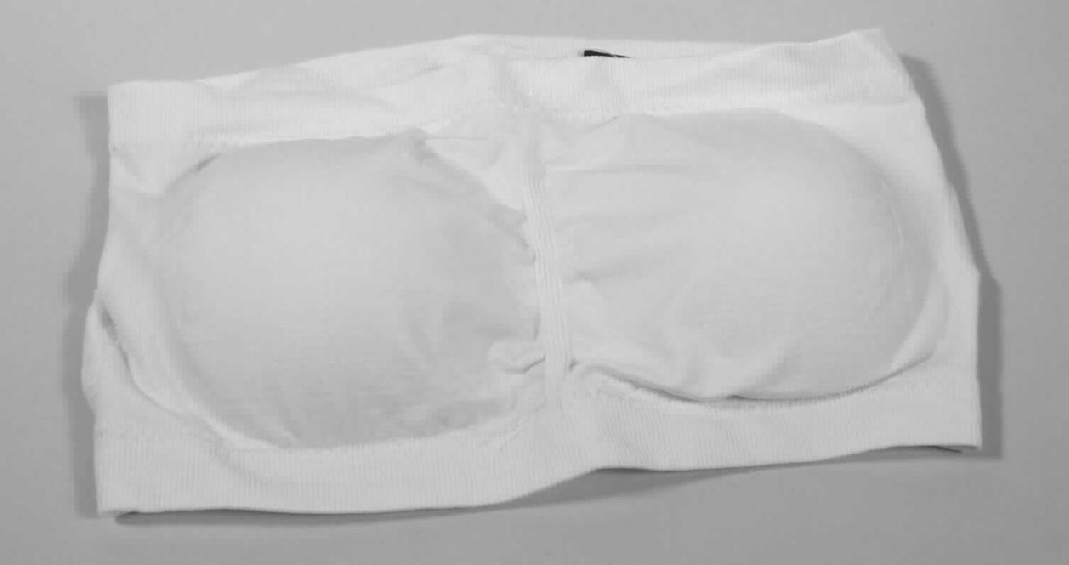Trägerloses Oberteil, sog. Trägerloser Bandeau BH , Größe M, Foto siehe Anlage,
- schlauchförmig zusammengenäht; flachliegend in den Abmessungen (B x H): ca. 30 cm x 17 cm, 
- aus ca. 0,7 mm dicken, einfarbigen, teilweise durch Änderung der Wirkart strukturierten Gewirken aus laut 
  Antrag Nylon und Elasthan (beides synthetische Chemiefasern), 
- trägerlos und schulterfrei,
- lediglich die Brust bedeckend, 
- im Brustbereich leicht konvex gearbeitet und mit einem am oberen und unteren Rand mit dem Außenteil vernähten
  Innenteil aus den vorgenannten Gewirken sowie mit herausnehmbaren Polstern ausgestattet,
- am unteren und oberen, ca. 2,3 cm breiten, doppelt gearbeiteten, gerippt gewirkten Rand durch Umschlagen 
  und Festnähen gesäumt, 
- das Kleidungsstück ist nach Schnitt und Ausstattung nicht dazu bestimmt, die Einzelbüste zu stützen, zu formen 
  oder zu korrigieren (somit keine Ware der Position 6212).

"Andere Kleidung (Trägerloses Oberteil), aus Gewirken, aus Chemiefasern"