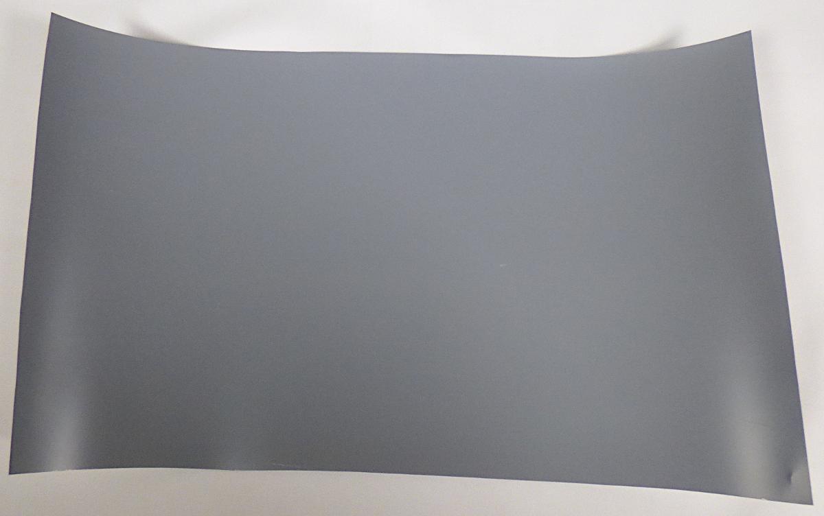 Angaben des Antragstellers:
Folie aus Polyurethan ohne Verstärkung mit anderen Stoffen oder Zellstruktur.
Folienaufbau:
1) Träger aus selbstklebendem Polyester
2) Polyurethan-Polyester-Hotmelt
3) Schutzfilm aus Polyurethan

Feststellungen an einem Warenmuster:
Graue Kunststofffolie aus Polyurethan mit beidseitiger Schutzfolie, offensichtlich in der Handelsform in quadratischer bzw. rechteckiger Form.

Befund:
Es liegt eine andere Folie aus Polyurethan vor.