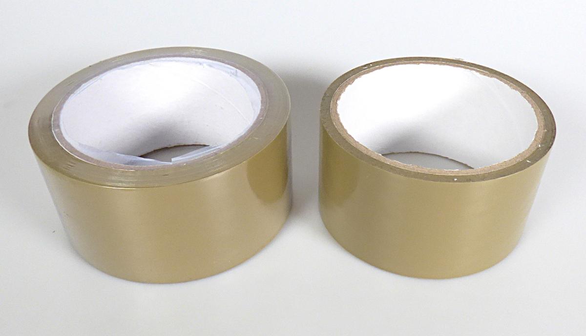 Angaben:
Braunes BOPP-Klebeband in verschiedenen Längen (30 m oder 66 m) und mit einer Breiten von 48 mm; einseitig selbstklebende, braune Bänder auf einer Papprolle; die Bänder sind einseitig mit einer Klebeschicht versehen und bestehen aus einer Polypropylenfolie und einem Acrylatkleber.

Befund:
Andere Bänder, selbstklebend, aus Kunststoffen, in Rollen mit einer Breite von 20 cm oder weniger