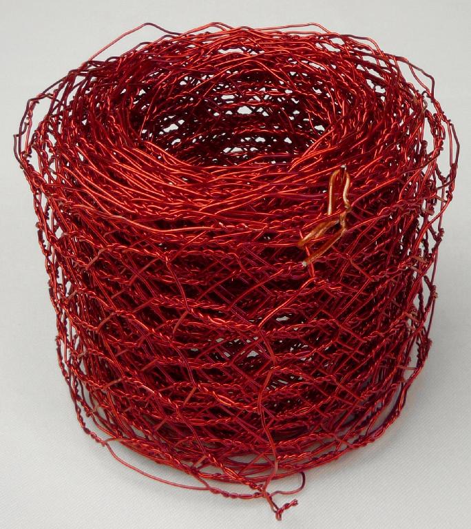 Es handelt sich um aus mit Farbe überzogenem Aluminiumdraht (Durchmesser: etwa 0,6 mm) gefertigte Geflechte in verschiedenen Abmessungen, deren Drähte an den Kreuzungsstellen so miteinander verwunden sind, dass sich sechseckige Maschen bilden. Die Maschenweite beträgt etwa 15 mm x 20 mm.
Die Erzeugnisse sind zusammengerollt in einem Polybeutel oder einer Papierbanderole verpackt.
- Antragstellerangaben -

Abbildung siehe Anlage.

Derartige Erzeugnisse gehören als "Geflechte aus Aluminiumdraht" zum TARIC-Code 7616 9100 00.