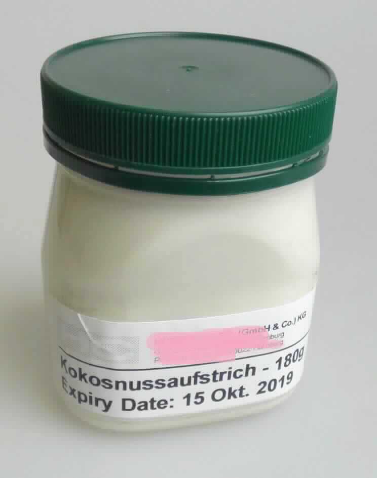 Aufstrich auf der Grundlage von Kokosnuss.

Antragsangaben (als zutreffend unterstellt): Kokosnussaufstrich in unmittelbaren Umschließungen mit einem Gehalt des Inhalts von 1 kg oder weniger. Zutaten: Kokosnuss, Zucker, pflanzliches Fett. Herstellung: durch Mischen und Mahlen der Zutaten.

Beschaffenheit der vorgelegten Warenmuster: streichfeste, cremefarbene, homogene Masse. Geschmack: süß, cremig, nach Kokosnuss.

Der enthaltene Kokosnussanteil ist für den Aufstrich charakterbestimmend.

Früchte, Nüsse und andere genießbare Pflanzenteile, in anderer Weise zubereitet oder haltbar gemacht, anderweit weder genannt noch inbegriffen, Schalenfrüchte, Erdnüsse und andere Samen, auch miteinander vermischt, andere, in unmittelbaren Umschließungen mit einem Gehalt des Inhalts von 1 kg oder weniger, tropische Nüsse, andere.