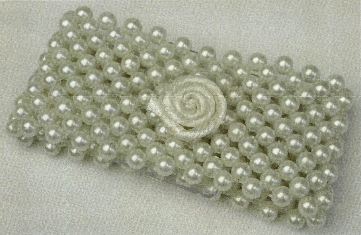 Es handelt sich um etwa 35 mm breite geschlossene Armbänder, bestehend aus elastischen
Monofilen und darauf aufgezogenen Kunststoffperlen. Auf der Innenseite befindet sich
ein etwa 31 x 40 mm großes Plättchen aus biegsamem Kunststoff oder Kautschuk, das mit
zwei verknoteten Spinnstoffbändern an dem Armband befestigt ist. Die Bänder dienen zur
Befestigung von Blumenschmuck oder sonstigen Zierelementen (nicht Gegenstand der vZTA).
Sie sind einzeln in einem Beutel verpackt.

- Antragstellerangaben -

Abbildung siehe Anlage.

Derartige Erzeugnisse gehören als "anderer als in den TARIC-Codes 7117 100 00 bis7117 1900 90
Fantasieschmuck" zum TARIC-Code 7117 9000 00.