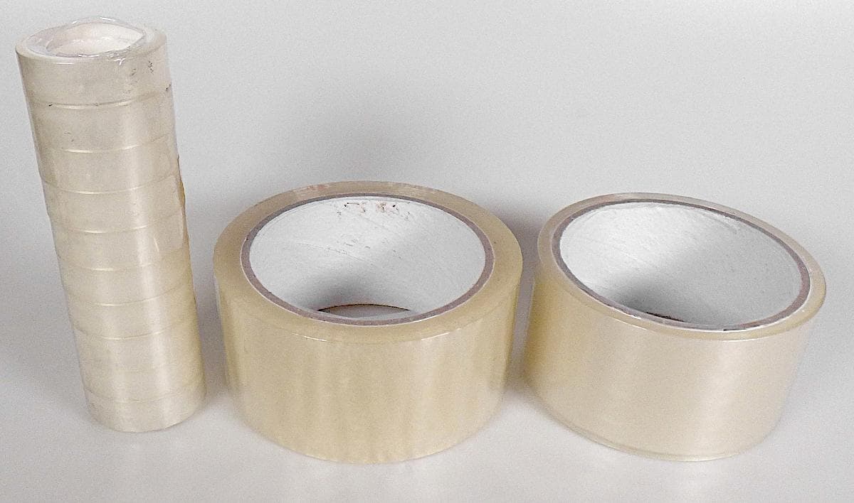 Angaben:
Transparentes BOPP-Klebeband in verschiedenen Längen (30 m, 60 m oder 10 m) und Breiten (48 mm oder 12 mm); einseitig selbstklebende, transparente Bänder auf einer Papprolle; einseitig mit einer Klebeschicht versehen; die Bänder bestehen aus einer Polypropylenfolie, die einseitig mit einem Acrylatkleber versehen ist.

Befund:
Andere Bänder, selbstklebend, aus Kunststoffen, in Rollen mit einer Breite von 20 cm oder weniger
