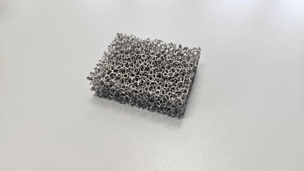 offenporiger Nickelschaum

Es handelt sich um rechteckig zugeschnittene Flacherzeugnisse aus reinem Nickel mit
einer maximalen Länge von etwa 1000 mm, einer maximalen Breite von etwa 500 mm und
einer Dicke von etwa 1,5 mm bis 35 mm. Die Waren weisen eine poröse Struktur auf und
werden in unterschiedlichen Bereichen verwendet.
- Antragstellerangaben -

Die Erzeugnisse stellen sich aufgrund ihrer objektiven Beschaffenheitsmerkmale weder
als Nickelmatten und andere Zwischenerzeugnisse der Nickelmetallurgie i. S. der
Position 7501 noch als Nickel in Rohform i. S. der Position 7502 dar. Eine Einreihung
als Bleche aus Nickel in die Position 7506 kommt aufgrund der zellulären Struktur der
Waren nicht in Betracht, Anmerkung 1 d) zu Kapitel 75.

Abbildung siehe Anlage.

Derartige Erzeugnisse gehören als "andere (als im TARIC-Code 7508 1000 00 genannte)
Waren aus Nickel" zum TARIC-Code 7508 9000 00.