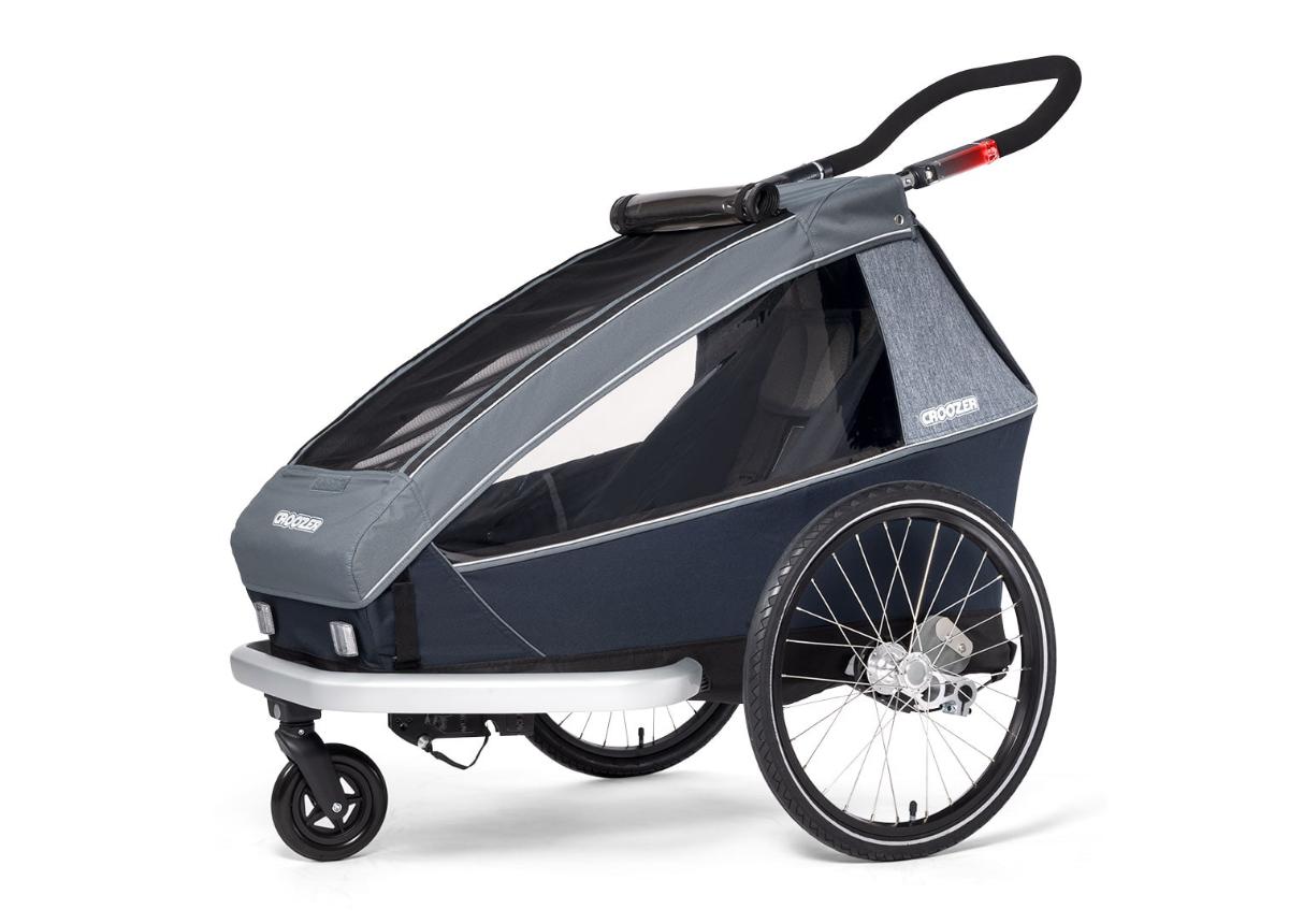 Kinderanhänger, Fotos siehe Anlage,
- laut Antrag:
- - zusammenklappbare Anhänger mit einem Aluminiumrahmen,
- - mit einer Länge von 110 cm, einer Breite von 72 cm bis 80 cm und einer Höhe
    von 94 cm,
- - mit einem Gewicht von 15,8 kg bis 18,0 kg, 
- - mit einem Verdeck,
- - mit jeweils zwei 20 Zoll Speichenlaufrädern mit Reflexstreifen,
- - mit einer Deichsel,
- - mit Sitzen zur Beförderung von einem oder zwei Kindern ausgestattet,
- aufgrund der vorhandenen Deichsel erkennbar zum Ankuppeln an ein Fahrrad bestimmt daher
  keine anderen nicht selbstfahrenden Fahrzeuge der Unterposition 8716 80.

"Anhänger (Kinderanhänger), andere als in den Unterpositionen 8716 10 bis 8716 39 genannte"