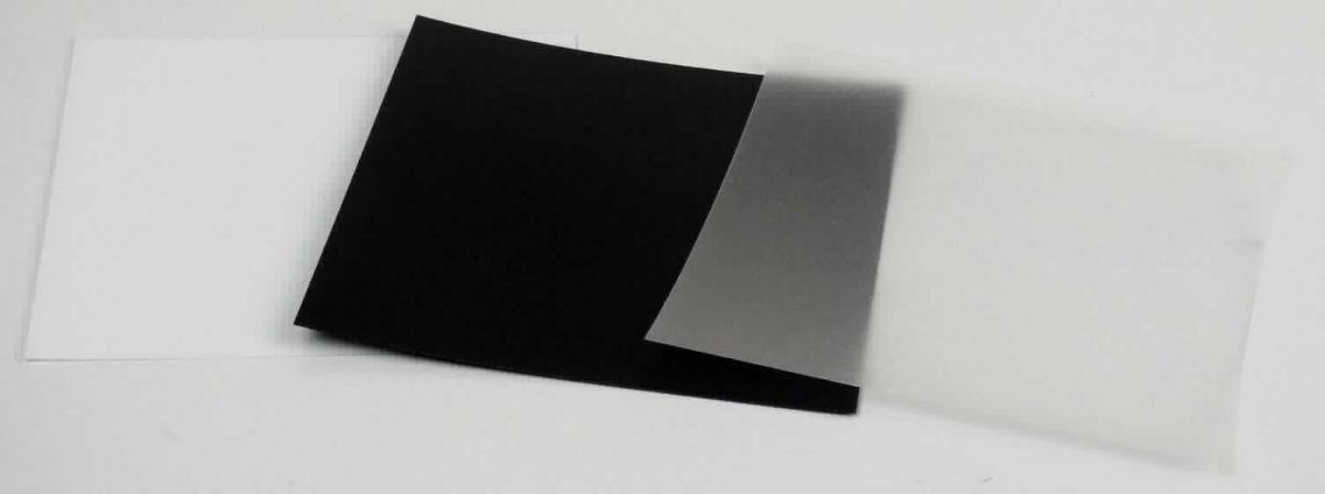 Angaben des Antragstellers:
flammwidrige Polycarbonatfolien, in unterschiedlichen Oberflächenstrukturen erhältlich, nicht klebend

Feststellungen an Warenmustern:
Es wurde
- ein Abschnitt einer nicht selbstklebenden, milchig-transparenten Kunststofffolie mit einer einseitig strukturierten Oberfläche,
- ein Abschnitt einer nicht selbstklebenden, klarsichtigen, glatten Kunststofffolie, einseitig mit einer weißen und auf der andern Seite mit einer klarsichtigen Schutzfolie sowie
- ein Abschnitt einer nicht selbstklebenden, schwarzen Kunststofffolie mit einer einseitig strukturierten Oberfläche
vorgelegt.

Befund:
Es liegen Folien aus Polycarbonat im Sinne der Unterposition (KN) 3920 6100 vor.