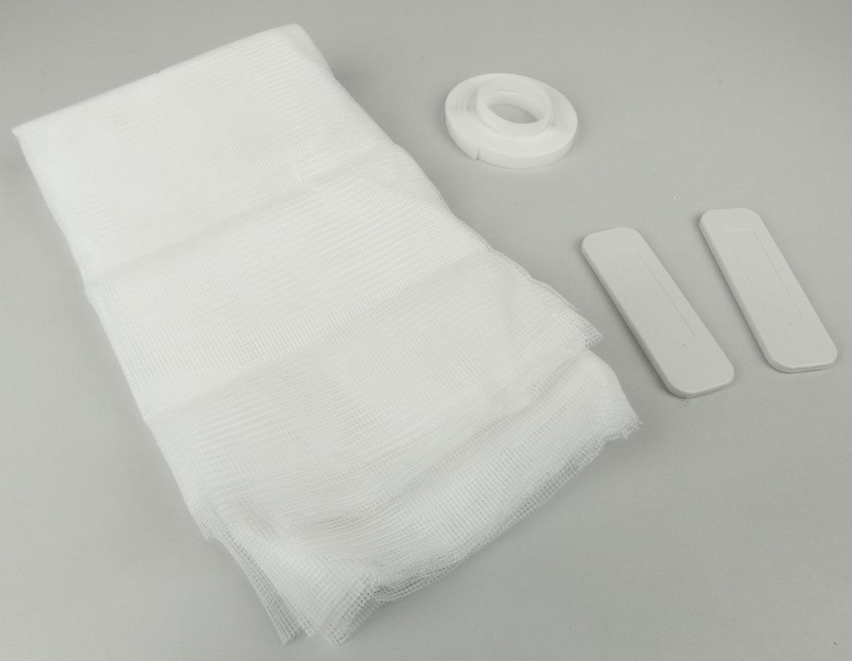 Kettengewirke, sog. Fliegengitter für Türen, Foto siehe Anlage,
- zwei Stück mit Befestigungsmaterial (einem selbstklebenden, einseitig mit noppenartigen Häkchen
  versehenen Kunststoffband und zwei Befestigungsclips) in einem bedruckten Pappkarton verpackt,
- lediglich rechteckig zugeschnitten; in den Abmessungen von laut Antrag 60 cm x 210 cm,
- aus synthetischen Chemiefasern (laut Antrag Polyester),
- roh, somit keine Ware der Unterposition 6005 3700,
- keine Elastomergarne oder Kautschukfäden enthaltend,
- soll zur Verwendung als Insektenschutzgitter an Türrrahmen angebracht werden; stellt sich nicht 
  als Gewirke im Sinne der Unterpositions-Anmerkung 1 zu Kapitel 60 dar.

"Kettengewirke, anderes als in den Positionen 6001 bis 6004 genannte, aus synthetischen
 Chemiefasern, anderes als in der Unterposition 6005 35 genannte, roh"