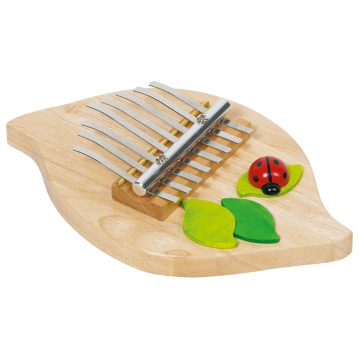 Bei der sog. Kalimba handelt es sich um ein Zupfinstrument, in Form eines Klangblockes aus Holz (Gummibaum laut Antrag), ca. 20 cm x 20 cm x 1,5 cm groß (Länge x Breite x Höhe), das Blatt eines Baumes, verziert mit drei kleinen, grünen Blättern und einem Marienkäfer (Artikel-Nr. 61975), oder ein ovales Brett (Artikel-Nr. 61953) darstellend. Auf dem Holzblock, der als Resonanzkörper dient, befinden sich jeweils acht unterschiedlich klingende Metalllamellen, mit denen die Töne erzeugt werden. Das Instrument wird mit den Fingern beider Hände bespielt, wobei die Klangerzeugung durch Zupfen der Lamellen erfolgt (Zupfidiophon/Lamellophon).

Die in einem bunt bedruckten Pappkarton verpackte Ware ist als "anderes in Kapitel 92 anderweitig nicht erfasstes Musikinstrument, Kalimba" einzureihen.