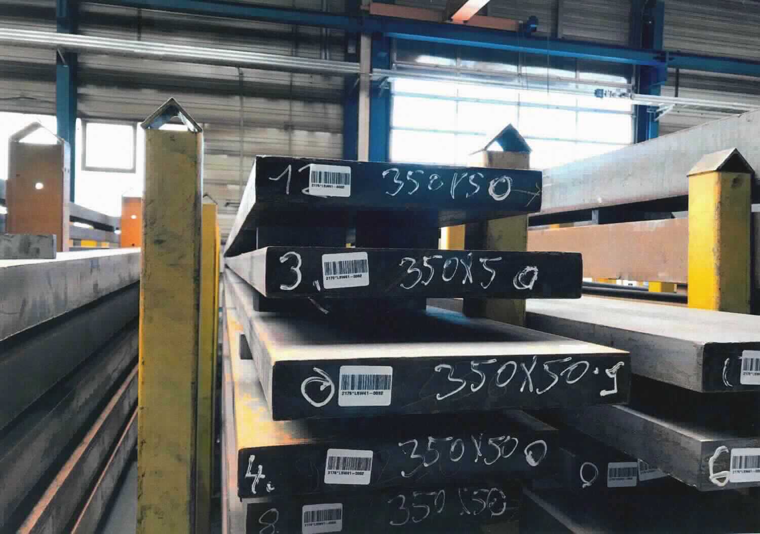 Warmgewalzter Stahlblock

Bei der Ware handelt es sich um ein massives Erzeugnis aus Stahl mit einem über die gesamte Länge gleichbleibendem, rechteckigen Querschnitt. Die Ware hat eine Breite von 350 mm, eine Dicke von 50 mm und eine Länge von 10.000 mm. Den Angaben nach bestehen der Block aus legiertem Stahl (15B37H) und ist durch Warmwalzen hergestellt worden.
Die Ware ist zur Herstellung von Gabelzinken für Gabelstapler bestimmt.

Die Ware ist nach ihrer Beschaffenheit als flachgewalztes Erzeugnis aus anderem legierten Stahl, mit einer Breite von weniger als 600 mm, andere, nur warmgewalzt, andere, mit einer Dicke von 4,75 mm oder mehr in die Unterposition 7226 9191 der Kombinierten Nomenklatur einzureihen.