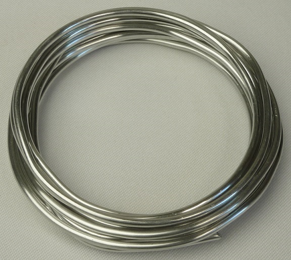 Aluminiumdraht

Bei der Ware handelt es sich nach den Antragsangaben um Metalldraht aus nicht legiertem Aluminium (Werkstoffnummer EN AW 1050A) mit einem Aluminiumgehalt von mehr als 99 %. Der Draht hat einen einheitlichen Durchmesser von 1,5 mm bis 5 mm, die Oberfläche ist farbig überzogen, eloxiert oder mit Einkerbungen als "Diamantdraht" versehen. Der Draht ist ringförmig oder schneckenförmig in unterschiedlichen Längen gewickelt und wird zur Gestaltung von Zier- und Dekorationsteilen verwendet.

Die Waren sind als anderer Draht aus nicht legiertem Aluminium, mit einer größten Querschnittsabmessung von weniger als 7 mm, in den TARIC-Code 7605 1900 90 einzureihen.