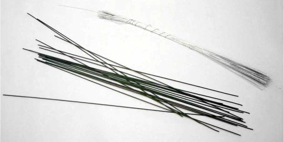 Stabstahl

Bei der Ware handelt es sich nach den Angaben um gerade, stabförmige metallische Abschnitte mit einer Länge von ca. 200 mm und mit rundem Querschnitt mit einem Durchmesser von ca. 0,8 mm. Andere Abmessungen sind möglich. Das Material ist ein nicht legierter Stahl, mit einem Kohlenstoffgehalt von 0,06 % bis 0,08 %. Der Stahl ist entweder mit einem Zinküberzug oder einer grünen Lackierung versehen. Das Material liegt nicht in Rollen vor. Mehrere Stäbe sind in einer Kunststoffverpackung für den Einzelverkauf als Steckdraht aufgemacht.

Abbildung siehe Anlage

Die Ware ist als anderer Stabstahl aus nichtlegiertem Stahl, anderer, in die Unterposition 7215 9000 der Kombinierten Nomenklatur einzureihen.