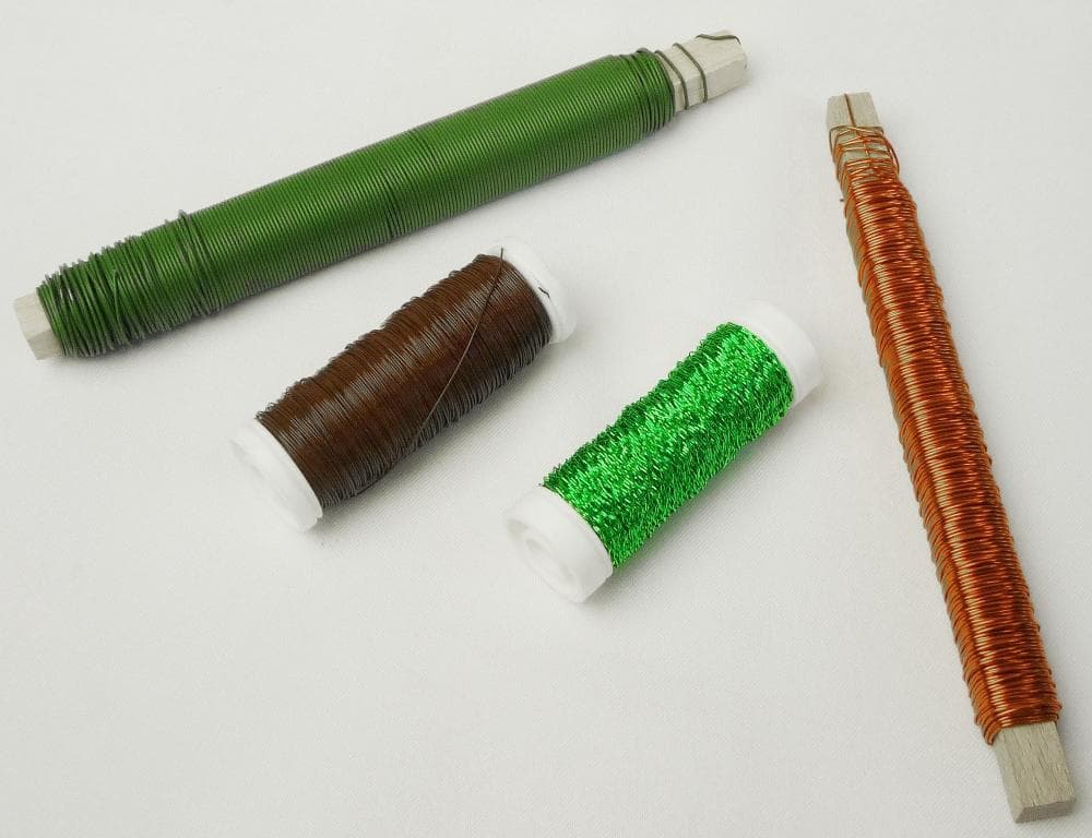 Draht aus Stahl

Bei den Waren handelt es sich um farbig lackierten Draht, aufgewickelt auf einer Kunststoff- oder Holzspule. Der Draht besteht nach den Angaben aus nicht legiertem Stahl mit einem Kohlenstoffgehalt von weniger als 0,25 GHT. Die Drähte liegen in verschiedenen Längen, Durchmessern und Aufmachungen (Bouilloneffektdraht, Dekolackdraht, Myrtendraht, Wickeldraht) vor.

Die Waren sind nach ihrer Beschaffenheit als anderer Draht aus nicht legiertem Stahl, mit einem Kohlenstoffgehalt von weniger als 0,25 GHT, in die Unterposition 7217 9020 der Kombinierten Nomenklatur einzureihen.