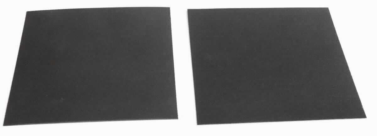 Angaben des Antragstellers:
Schwer entflammbares Polypropylen in Form von Meterware (auf Rolle oder Bögen), nicht klebend
Das Material findet vorwiegend in der Elektroindustrie Anwendung. Nach einem vorliegenden Datenblatt ist das Material (Farbe: schwarz oder natur) in Dicken zwischen 0,127 mm und 1,57 mm erhältlich.

Feststellungen an einem Warenmuster:
Es wurde ein rechteckiger Abschnitt einer schwarzen Kunststofffolie mit einer Dicke von ca. 0,445 mm vorgelegt.

Befund:
Es handelt sich um Folien aus Polymeren des Propylens der Unterposition (KN) 3920 2080.