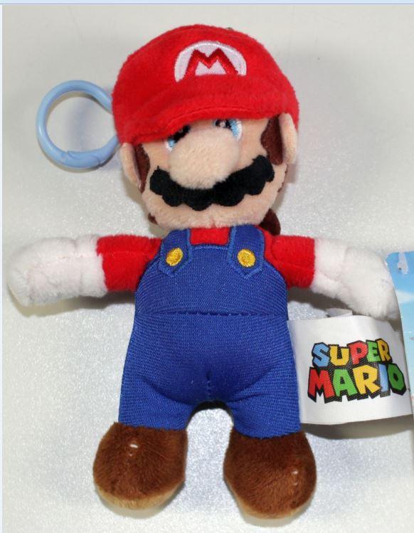 Spielzeug in Form einer Puppe als zusammengesetzte Ware, sog. "SuMa Plüsch Schlüsselanhänger 4.-sortiert, Super Mario", bestehend aus
- einer charakterverleihenden Puppe
-- mit einer Größe von ca. 12,5 cm
-- aus verschiedenen Spinnstoffen gefertigt und mit weichem Material gefüllt, auf Grund des Materials
   mit beweglichen Gliedmaßen
-- mit einem roten Pullover, einer roten Schirmmütze sowie einer blauen Latzhose bekleidet
-- mit braunen, kurzen Haaren, aufgestickten Augen sowie einem aufgeklebten Schnauzbart,
   dicker Nase und Ohren
-- mit stilisierten Händen und Füßen
- einem ca. 4,5 cm großen Karabinerhaken aus Kunststoff, der mit einer Schlaufe am Kopf der Puppe
  befestigt ist und nicht zur Aufbewahrung von Schlüsseln dient, sondern zum Befestigen der Figur
  z.B. am Ranzen oder Smartphone
- dient der spielerischen Unterhaltung von Personen
- mit diversen Hangtags und Kennzeichungszetteln versehen.

Die Ware wird zolltarifrechtlich als "Puppe, nur Nachbildungen von Menschen darstellend, keine handgearbeitete dekorative Puppe in für das Ursprungsland charakteristischer Volkstracht" eingereiht.