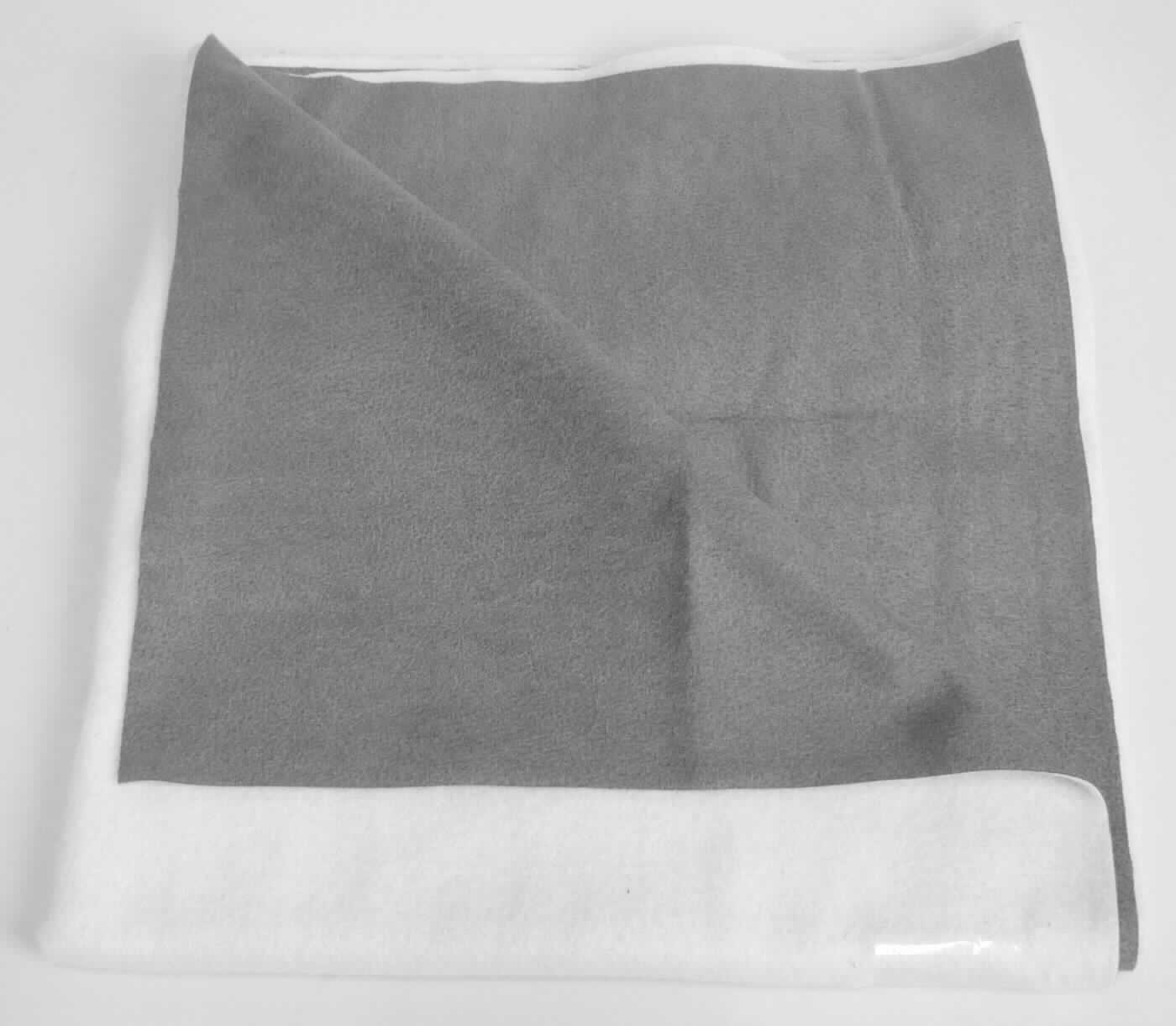 Textillaminat, sog. Gewebe zur Polsterung von Möbel, Foto siehe Anlage,
- als Meterware, laut Antrag mit einer Breite von mehr als 30 cm,
- laut Untersuchungsergebnis:
-- aus zwei mit ihrer ganzen Fläche aufeinander liegenden und so miteinander durch Kleben verbundenen Lagen:
--- mit einer Oberlage (Schauseite):
---- aus einem geschmirgelten und bedruckten Gewebe in Atlasbindung aus ungezwirnten, nicht hochfesten 
      Garnen,
----- mit Kettgarnen aus synthetischen Filamenten (laut Antrag Polyester),
----- mit Schussgarnen aus dickeren, synthetischen Filamenten (laut Antrag Polyester) und synthetischen Mikro-
       Spinnfasern (laut Antrag Polyester), 
---- mit einem Gesamtanteil an:
----- synthetischen Filamenten von ca. 60 GHT,
----- synthetischen Spinnfasern von ca. 40 GHT,
--- mit einer Unterlage:
---- aus einem gerauten Kuliergewirke aus synthetischen Chemiefasern,
- insbesondere im Hinblick auf die Verwendung verleiht das die Schauseite bildende Gewebe der Ware ihren  
  wesentlichen Charakter.

"Gewebe aus Garnen aus synthetischen Filamenten, anderes als in den Unterpositionen 5407 10 bis 5407 84 
 genannte, bedruckt"