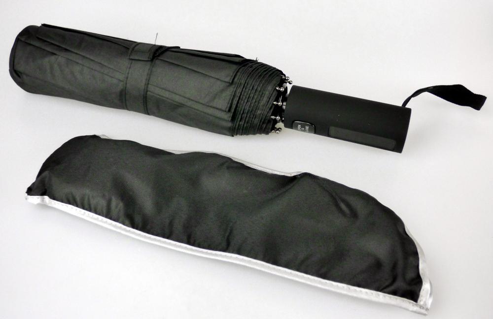 Regenschirm, sog. Taschenschirm, Foto siehe Anlage,
- mit einem automatischen Teleskopauszug,
- mit einem Bezug aus Geweben aus Spinnstoffen,
- mit einem Gestell aus unedlen Metallen und Kunststoff,
- mit einem Griff aus Kunststoff,
- mit einer Trageschlaufe,
- mit einem Durchmesser (aufgespannt) von ca. 102 cm,
- zum wirksamen Schutz gegen Regen,
- mit einer übergezogenen Schutzhülle aus Spinnstoffen.

"Regenschirm, mit Teleskopauszug"