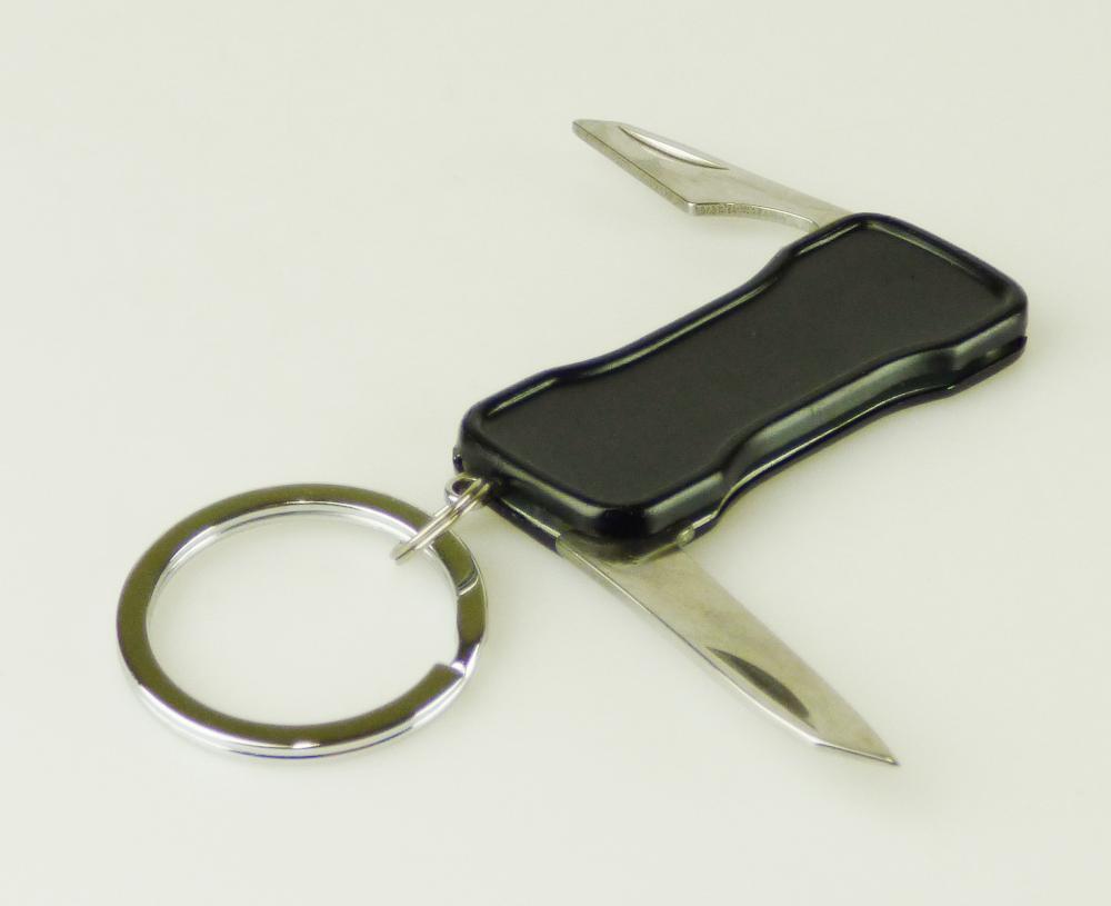 "Minitaschenmesser als Schlüsselanhänger"

aus verschiedenen Bestandteilen zusammengesetzte Ware, bestehend aus

- einem Klappmesser (Taschenmesser) aus unedlem Metall mit einer schneidenden Klinge
  (charakterbestimmend), welches gemeinsam und unlösbar mit einem Kapselheber aus
  unedlem Metall in quaderförmige Griffschalen aus Kunststoff eingesetzt, ist an welchen
  sich ein beweglich angebrachter Schlüsselring ebenfalls aus unedlem Metall befindet

- in Kunststofffolie eingeschlagen und in einer bedruckten Pappschachtel verpackt

Abbildung siehe Anlage.

Derartige Erzeugnisse gehören als "Messer mit schneidender, nicht feststehender Klinge aus
unedlem Metall, kein Messer der Pos. 8208" zur Codenummer 8211 9300 00 0 des Zolltarifs.