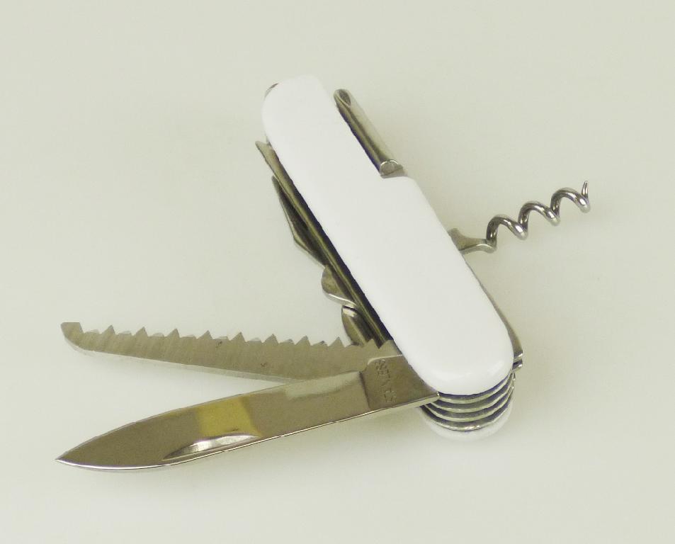 "Multifunktions-Taschenmesser";

- aus verschiedenen Bestandteilen zusammengesetztes Erzeugnis in Form eines Klappmessers
  (Taschenmesser) mit einseitig schneidender Klinge aus unedlem Metall (charakterbestimmmend)
  und Griffschalen, in die gemeinsam unlösbar eine Säge, ein Entschupper, eine Schere,
  ein Kapselheber mit Schraubendreherspitze, ein Dosenöffner, ein Korkenzieher, eine Näh- und
  Stechahle (Einfädelhilfe), eine Feile mit Spitzahle sowie ein Kreuzschlitz-Schraubendreher
  (jeweils aus unedlem Metall) eingesetzt sind

- Klingenlänge ca. 62 mm, Grifflänge ca. 90 mm

- am Gehäuse mit einem kleinen Schlüsselring aus unedlem Metall versehen

- in einem bedruckten Pappkarton aufgemacht

Abbildung siehe Anlage.

Derartige Erzeugnisse gehören als "Messer mit schneidender, nicht feststehender Klinge aus unedlem Metall, kein Messer der Pos. 8208" zur Codenummer 8211 9300 00 0 des Zolltarifs.
