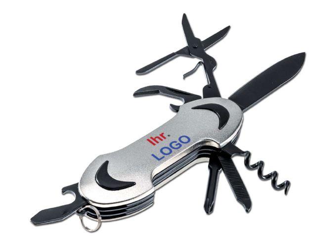 "Multifunktions-Taschenmesser (silber)";

- aus verschiedenen Bestandteilen zusammengesetztes Erzeugnis in Form eines Klappmessers
  (Taschenmesser) mit einseitig schneidender Klinge aus unedlem Metall (charakterbestimmmend)
  und Griffschalen, in die gemeinsam unlösbar eine Schere, ein Kapselheber mit Schraubendreherspitze,
  ein Dosenöffner, ein Korkenzieher, eine Feile mit Spitzahle sowie ein Kreuzschlitz-Schraubendreher
  (jeweils aus unedlem Metall) eingesetzt sind

- Klingenlänge ca. 62 mm, Grifflänge ca. 90 mm

- am Gehäuse mit einem kleinen Schlüsselring aus unedlem Metall versehen

- in einem bedruckten Pappkarton aufgemacht

Abbildung siehe Anlage.

Derartige Erzeugnisse gehören als "Messer mit schneidender, nicht feststehender Klinge aus unedlem Metall, kein Messer der Pos. 8208" zur Codenummer 8211 9300 00 0 des Zolltarifs.