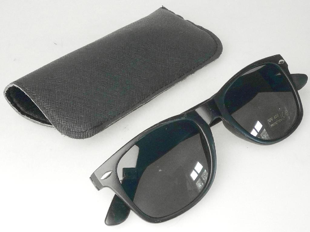 Sog. Sonnenbrille Palma, Art. 34120, im Wesentlichen bestehend aus einer Brillenfassung aus schwarzem oder weißem Kunststoff mit dunkelgrau getönten Kunststoffgläsern mit UV Filter 400. Beidseitig ist die Fassung mit ovalen Einsätzen, augenscheinlich aus Metall verziert. Die Brillenbügel sind auf der Außenseite mit je einer rechteckigen, ca. 3 cm x 1,5 cm großen Aussparung versehen.
Zur äußeren Form siehe Abbildung in der Anlage.

Die Ware ist in einem zur Aufnahme der Brille passend hergerichteten und zur dauerhaften Aufbewahrung geeigneten Etui verpackt.

Sie wird als "Sonnenbrille, nicht mit optisch bearbeiteten Gläsern, mit Brillengläsern aus Kunststoffen" eingereiht.