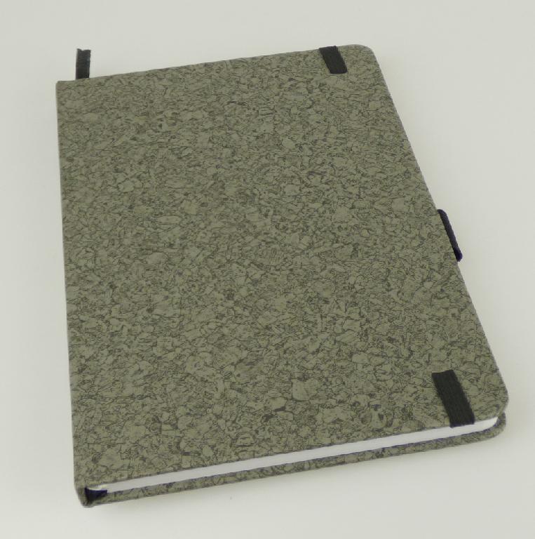 Notizbuch mit linierten Blättern:

Es handelt sich um ein gebundenes (Fadenheftung) sog. Notizbuch mit Hardcover (Format: DIN A5, Umfang: 80 Blatt aus Papier) mit einem festen Einband aus Pappe, der auf der Außenseite ein graumeliertes Filzdesign aufweist. Die Blätter sind beidseitig liniert; einfarbig bedruckt und beinhalten kein Kalendarium.
Das Notizbuch ist mit einem gummielastischen Band zum Verschließen ausgestattet und dient zum Eintragen von persönlichen Notizen.

Abbildung siehe Anlage.

Derartige Waren gehören als "Notizbücher ohne Kalendarium, aus Papier oder Pappe" zur Codenummer 4820 10 30 00 0, da es sich um eine aus verschiedenen Stoffen zusammengesetzte Ware handelt, deren wesentlicher Charakter nach dem Umfang und der Bedeutung für die Verwendung durch das Papier bestimmt wird.