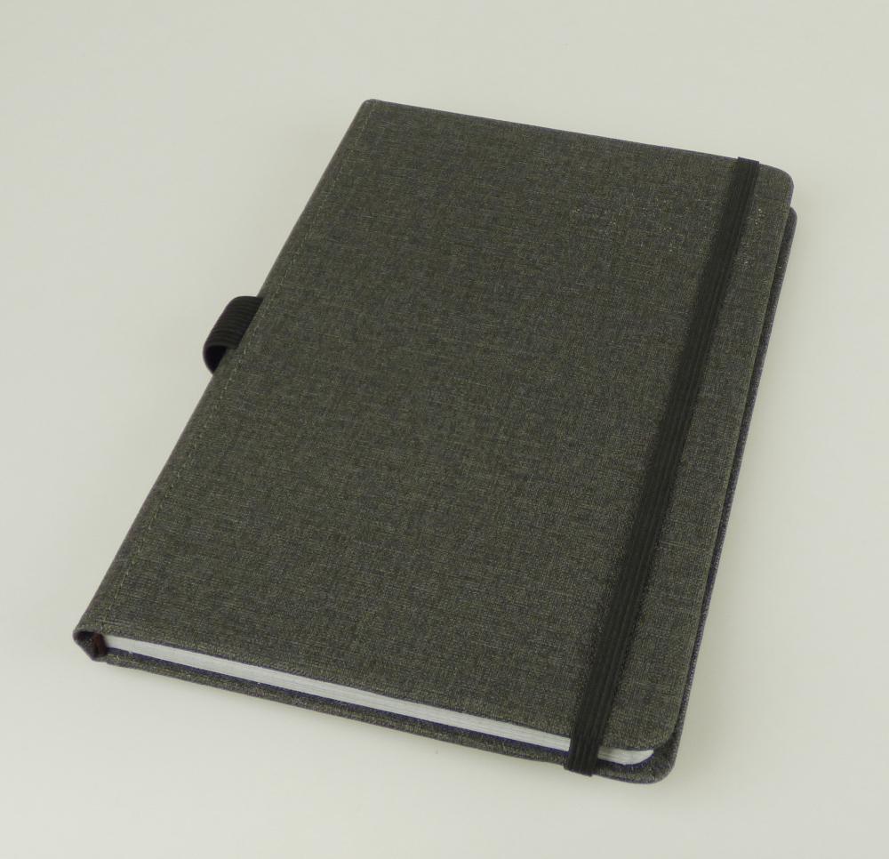 Notizbuch mit karierten Blättern:
Es handelt sich um ein gebundenes (Fadenheftung) sog. Notizbuch mit Hardcover (Format: DIN A5, Umfang: 80 Blatt aus Papier) mit einem festen Einband aus Pappe, der auf der Außenseite ein graumeliertes Leinendesign aufweist. Die Blätter sind beidseitig kariert; einfarbig bedruckt und beinhalten kein Kalendarium.
Das Notizbuch ist mit einem gummielastischen Band zum Verschließen sowie einer Schlaufe für Schreibgeräte ausgestattet und dient zum Eintragen von persönlichen Notizen.
Abbildung siehe Anlage.
Derartige Waren gehören als "Notizbücher ohne Kalendarium, aus Papier oder Pappe" zur Codenummer 4820 10 30 00 0, da es sich um eine aus verschiedenen Stoffen zusammengesetzte Ware handelt, deren wesentlicher Charakter nach dem Umfang und der Bedeutung für die Verwendung durch das Papier bestimmt wird.